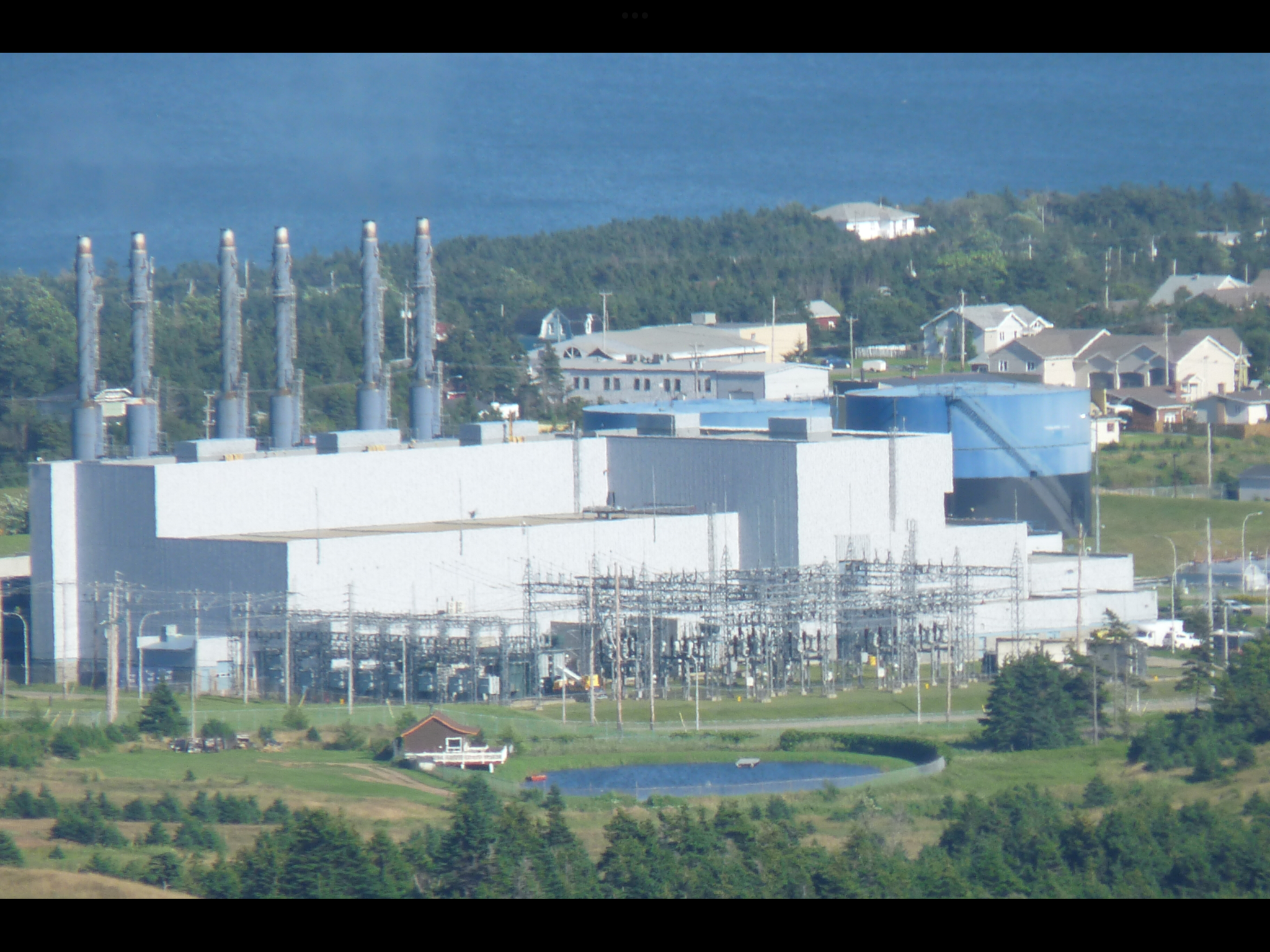 Centrale thermique et cheminées des Iles