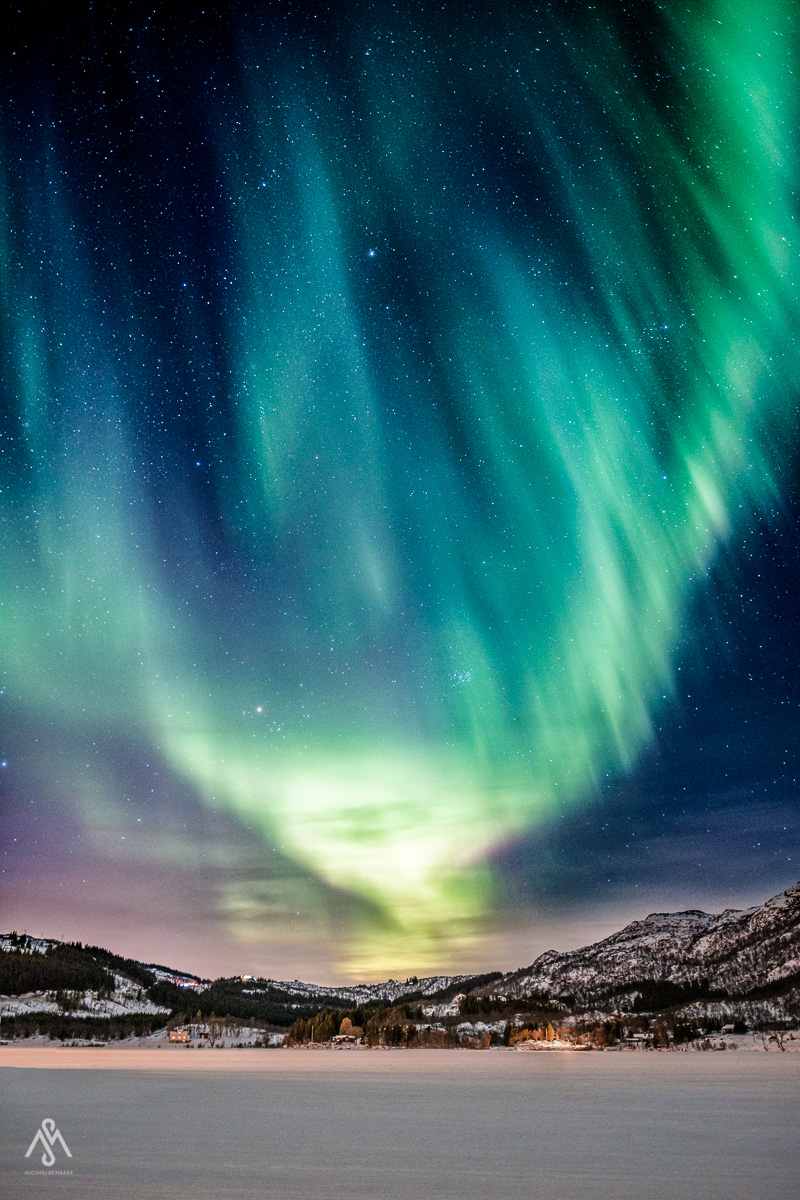 Aufgenommen im Garten unserer Unterkunft - Polarlichter über dem See Storfjordvatnet
