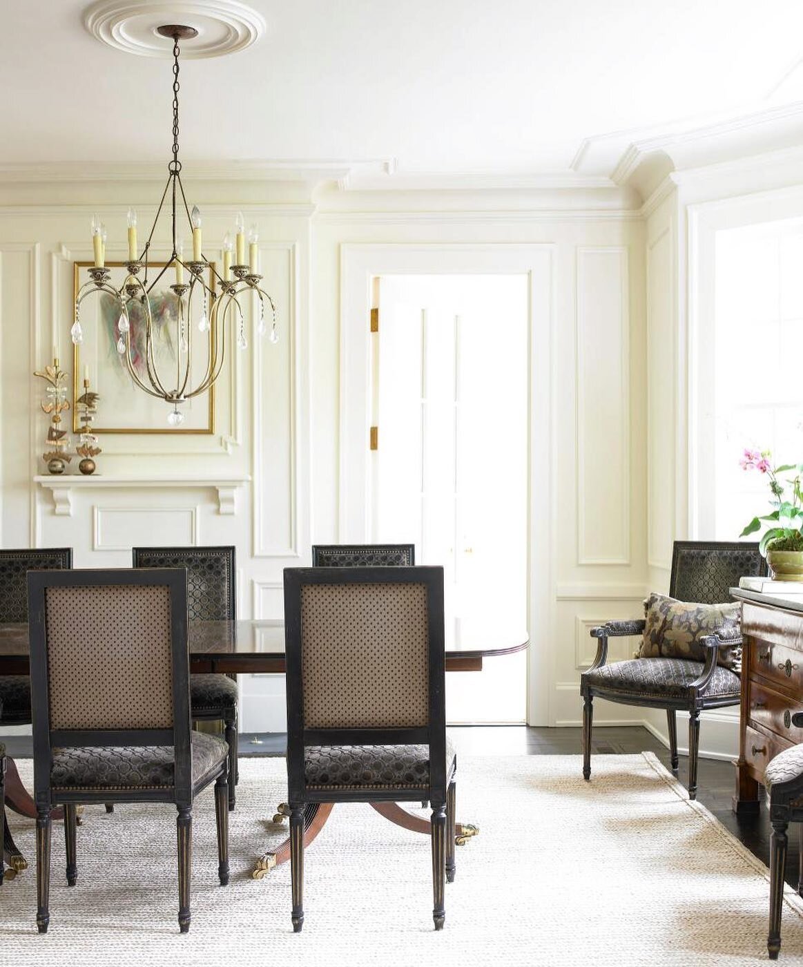 Our goal for the dining room was to create an elegant but minimalist space in order to showcase the owners' artwork. We love how light and airy the room feels as a result of its simplicity. Click the link in bio to see the entire project featured on 