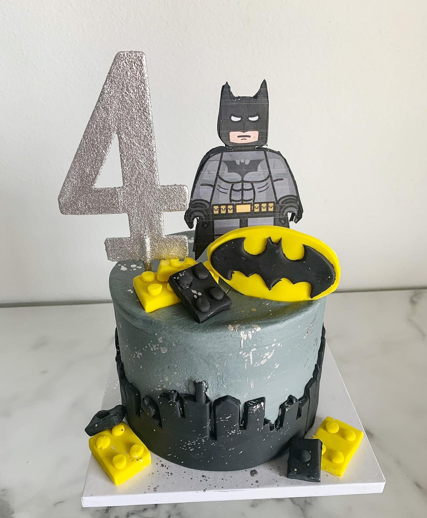 If only Batman could save us from tomorrow being a Monday. 🦇🌕🦇#sundayscaries #mondayblues #denial 

.
.
.
.
#birthdaycake #batman #batmancake #batmancomics #batmanbeyond #batmanreturns #batmanart