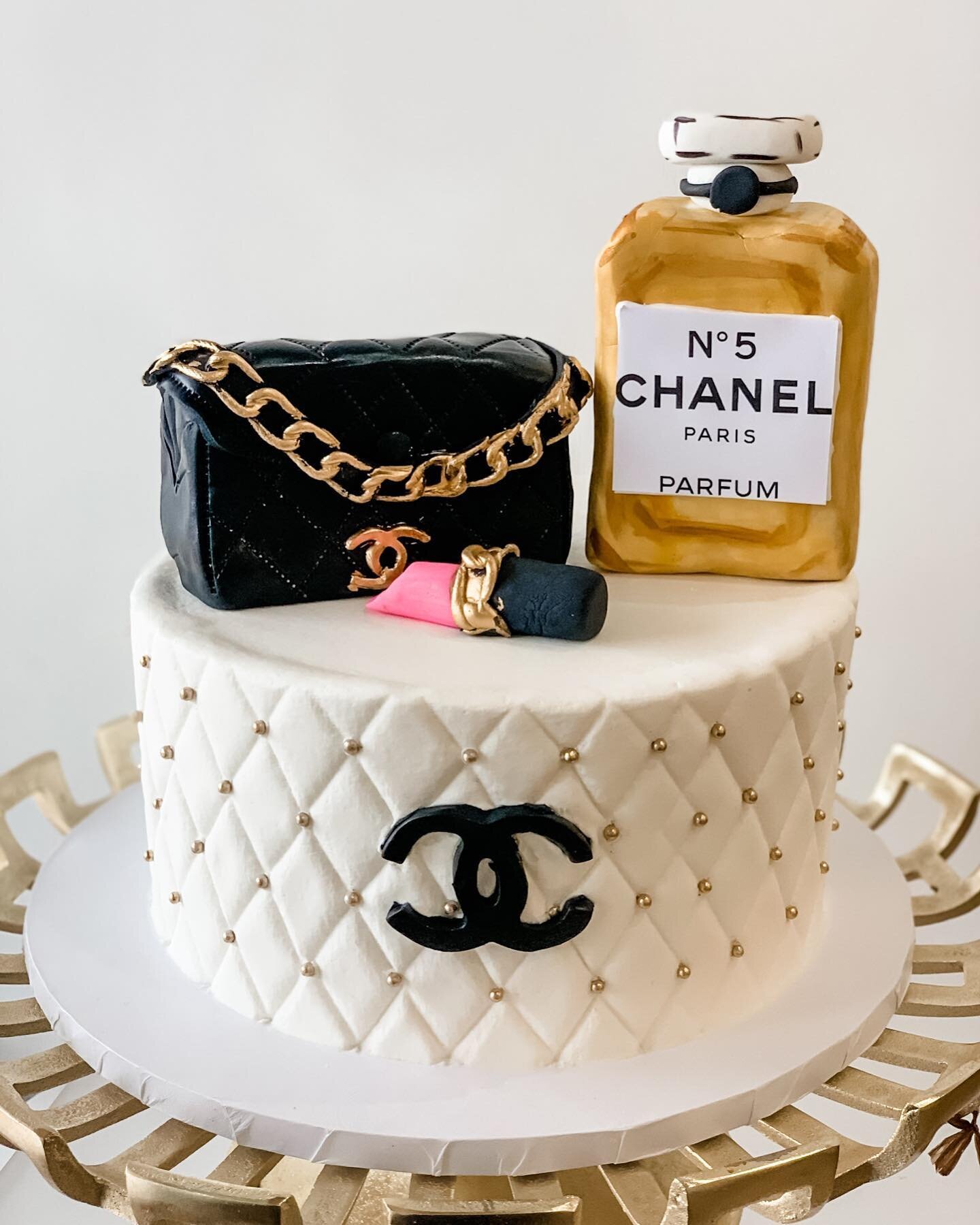 &ldquo;I only eat cake on two occasions, when I am in love and when I am not.&quot; Isn&rsquo;t that how the quote goes?! 🥂😅🖤 #cocochanel #drinkchampagne 

.
.
.
.
#chanel #chanelno5 #paris #parfume #classyandfabulous #chanelcake