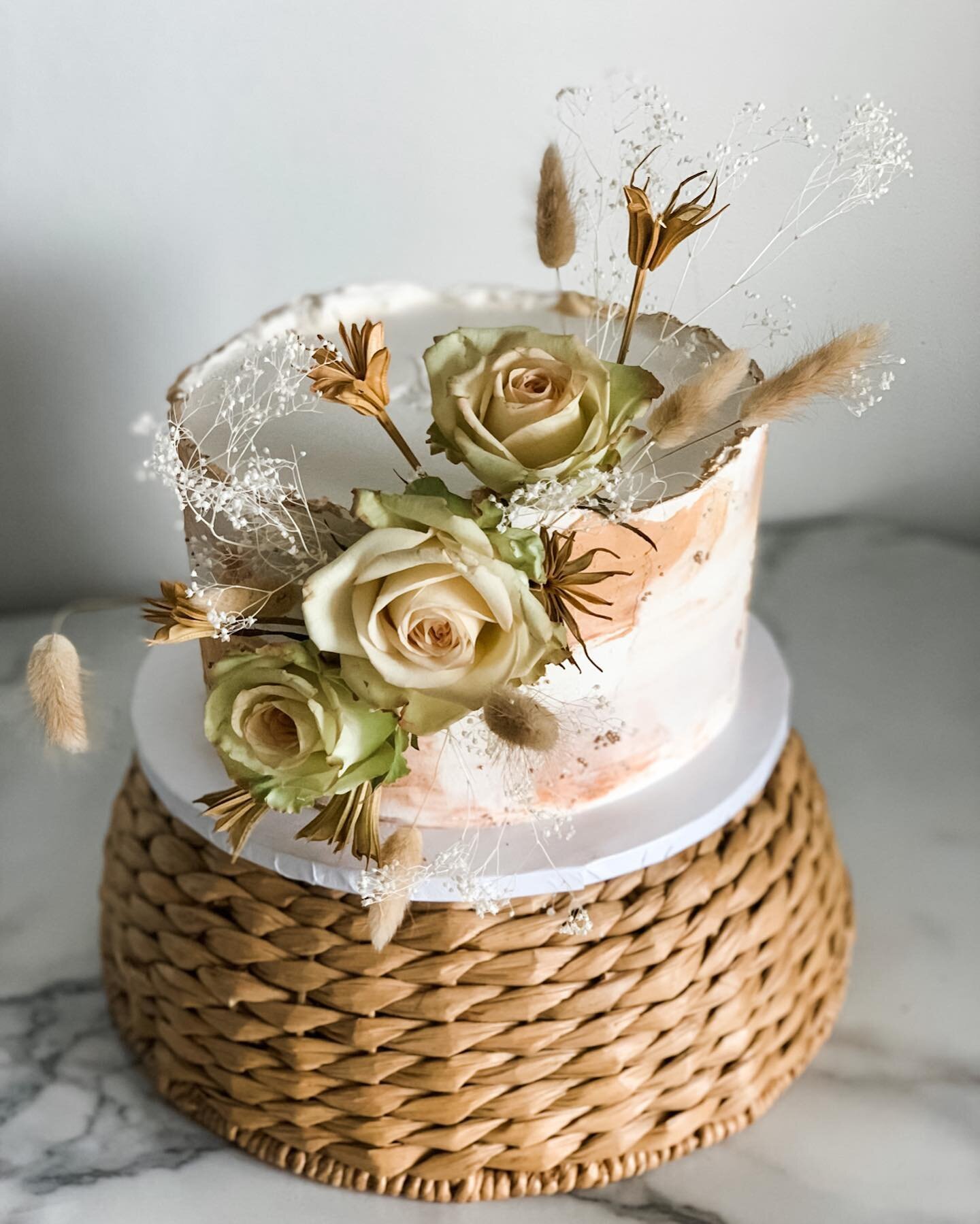 This wicker cake stand gives us all the spring vibes and we love how it&rsquo;s showing off against the earthy tones of the cake and florals! 🌿🤍🌿

.
.
.
.
#wicker #spring #springvibes #springfeels #earthy #earthtones #cakedesign #cakeinspo