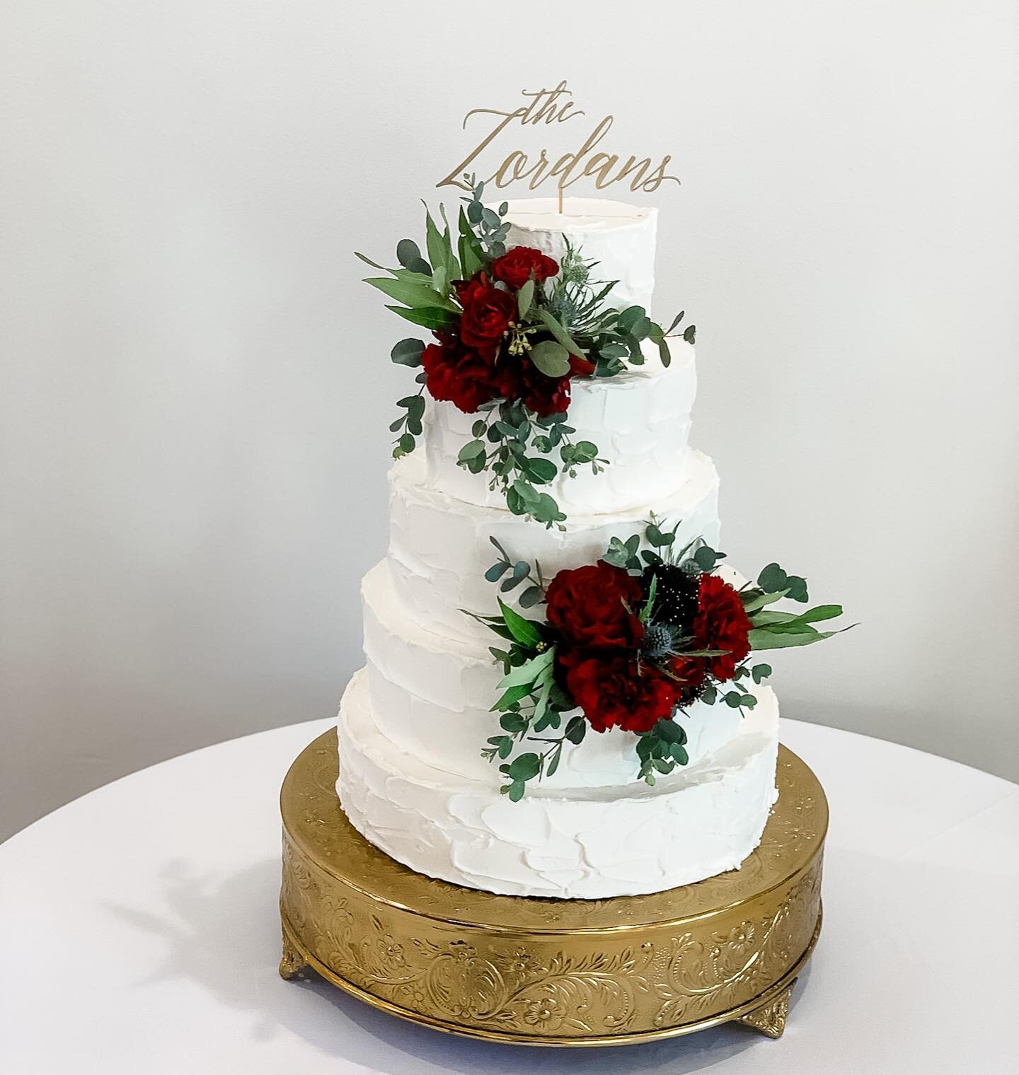 Bordeaux or bust! This shade will always be one of our faves but who is ready for some bright and colorful spring hues? 🙋🏻&zwj;♀️ 

.
.
.
.
#bordeaux #crimson #burgundy #cakeflowers #wedding #cakedesign #weddingcake #caketier
