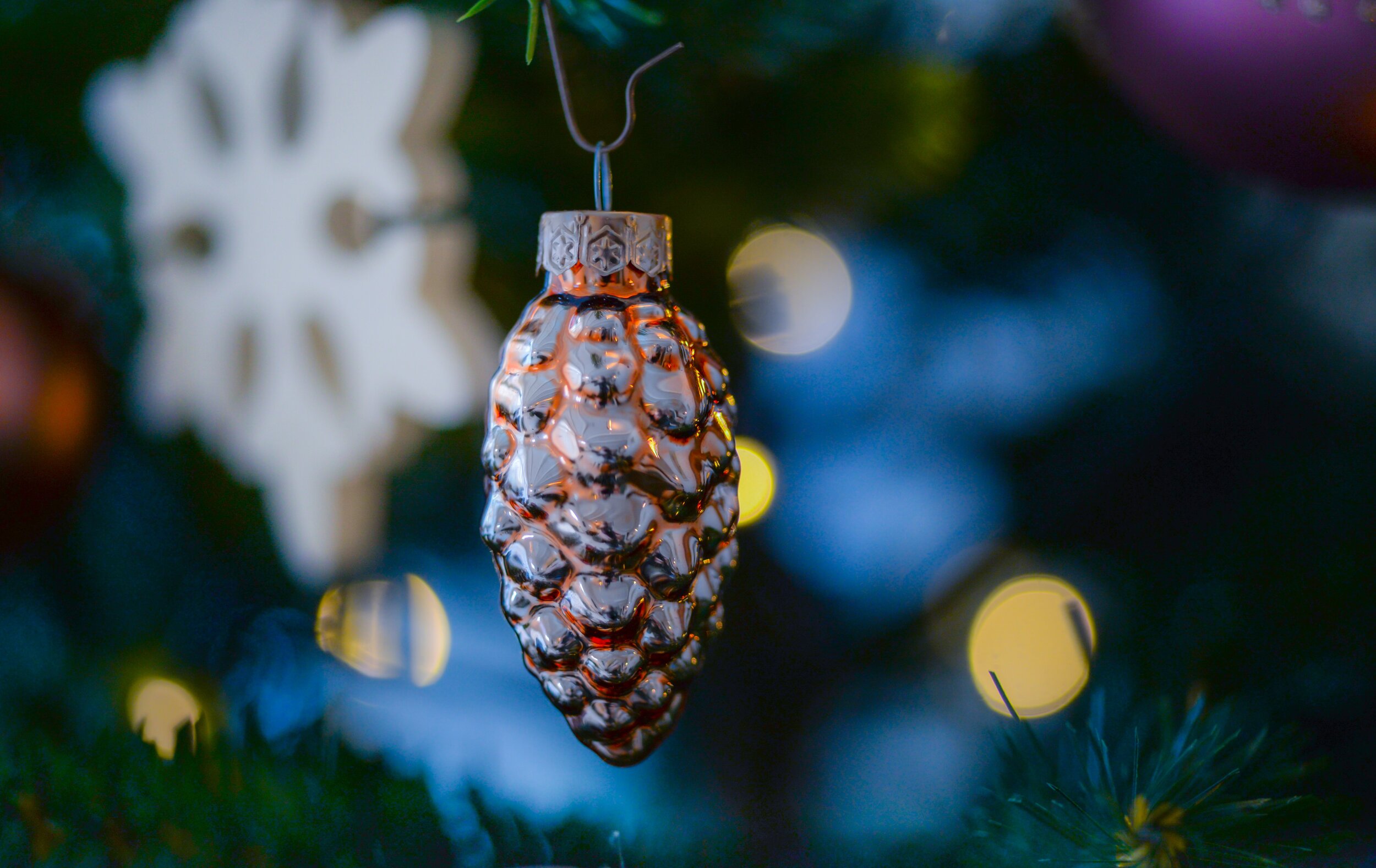 amber-glass-pine-cone-ornament-730920.jpg