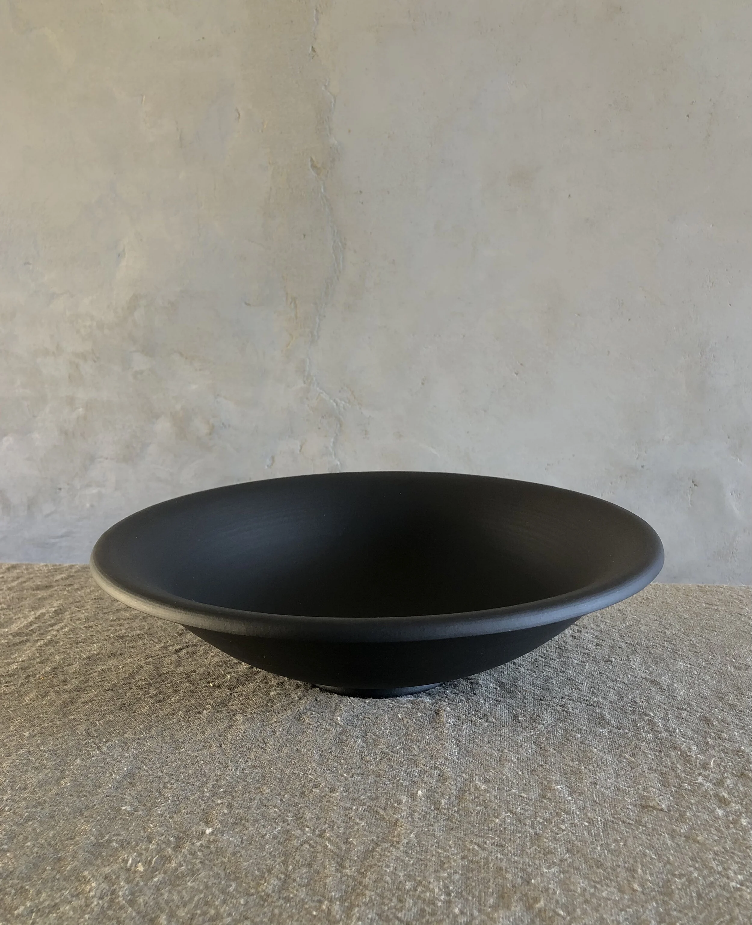 alissa_coe_basso_bowl_black_smooth_a.jpg