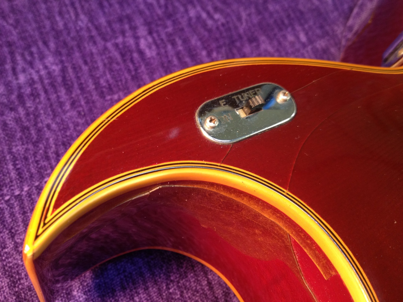 “E tuner” reference pitch created by an oscillator. Note the heavy finish checking / delamination in the cutaway.