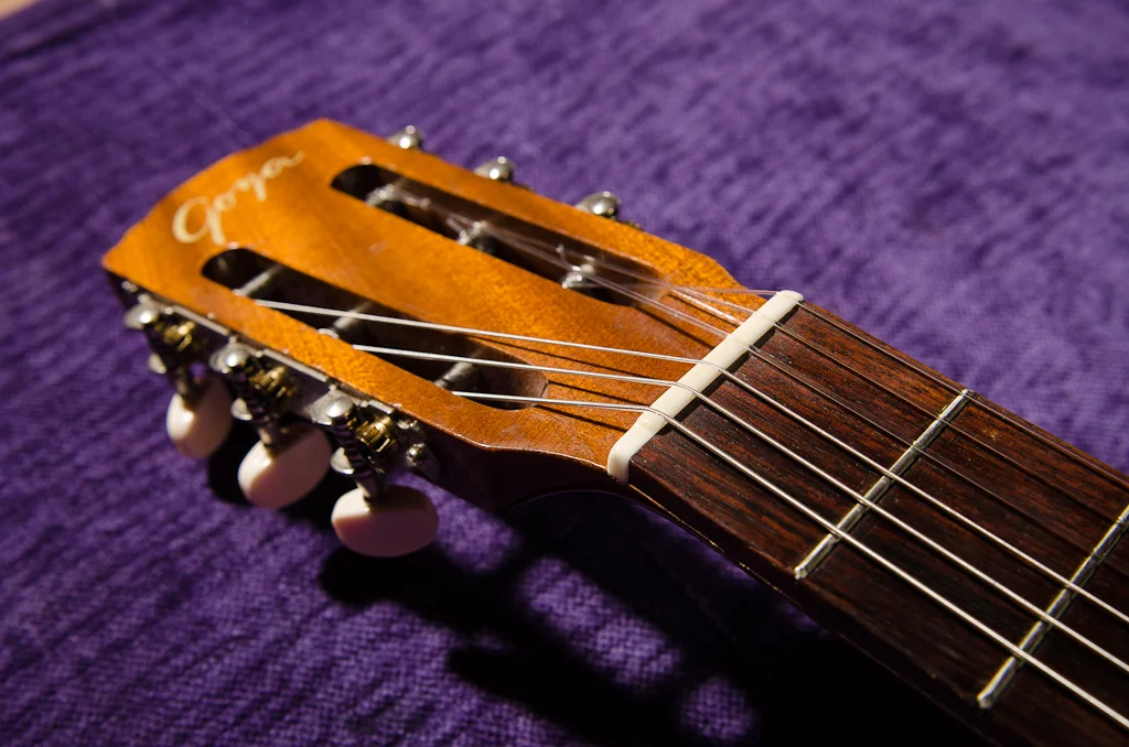 Small hands, big necks