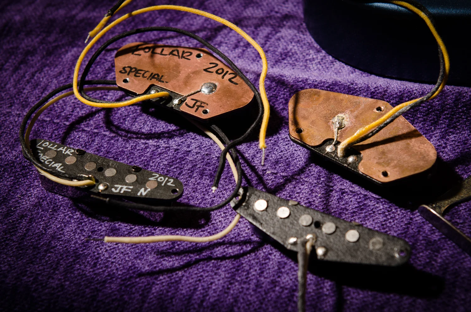 The new Jason Lollar Special T pickups on the left, the old stock pickups on the right (bridge pickups on the top, neck pickups towards the bottom).