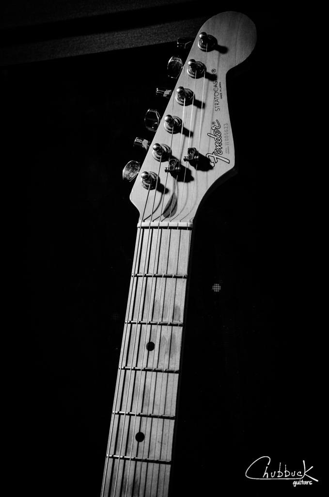 Maple fingerboard showing it’s age with some genuine player wear.