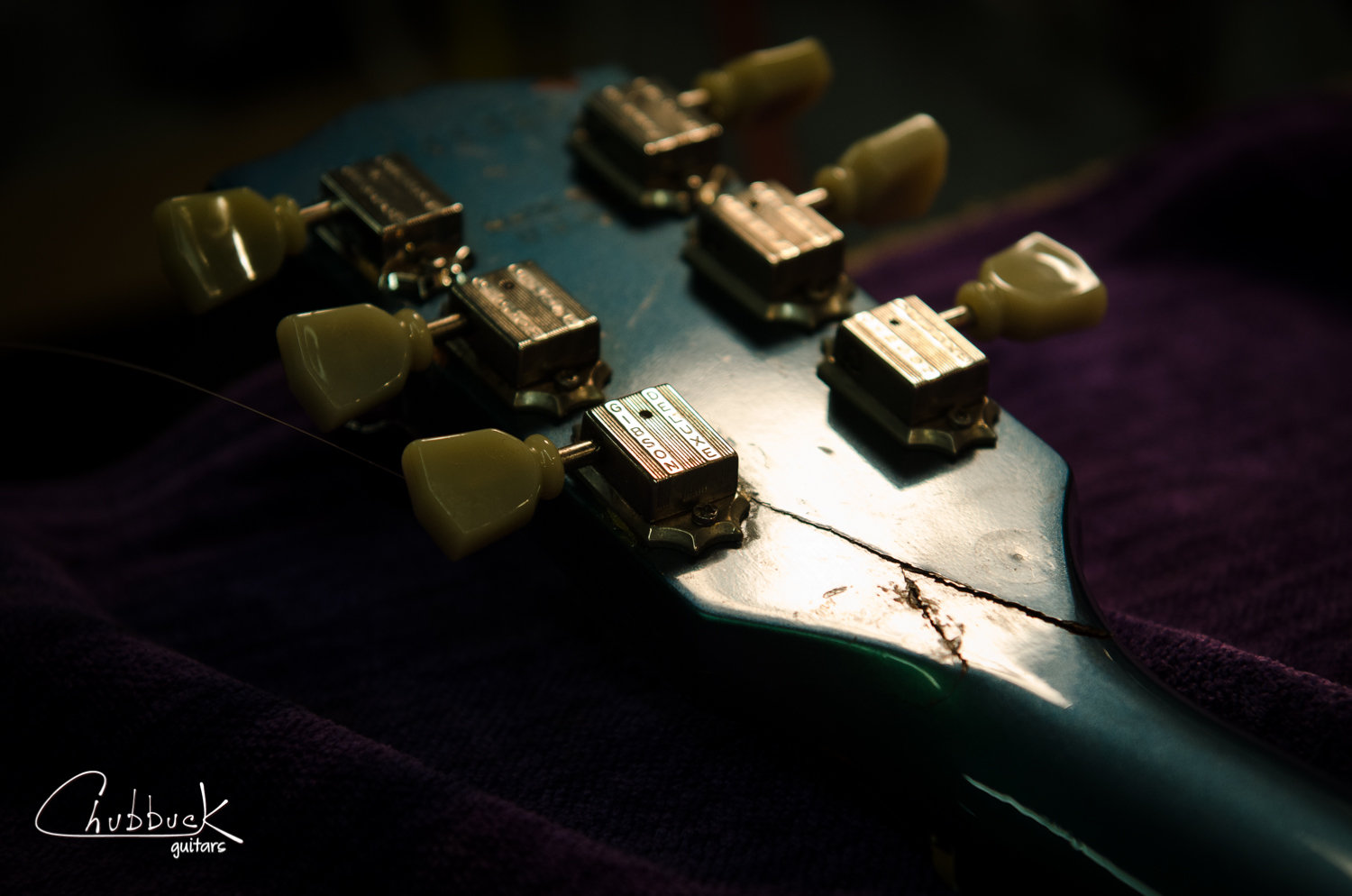 Here you can see that the previous headstock repair has started to fail. My guess is that either the joint wasn't sufficiently cleaned / glued / clamped or that the glue used had creeped with heat (the guitar could have been left in a hot car and cause the glue to soften).