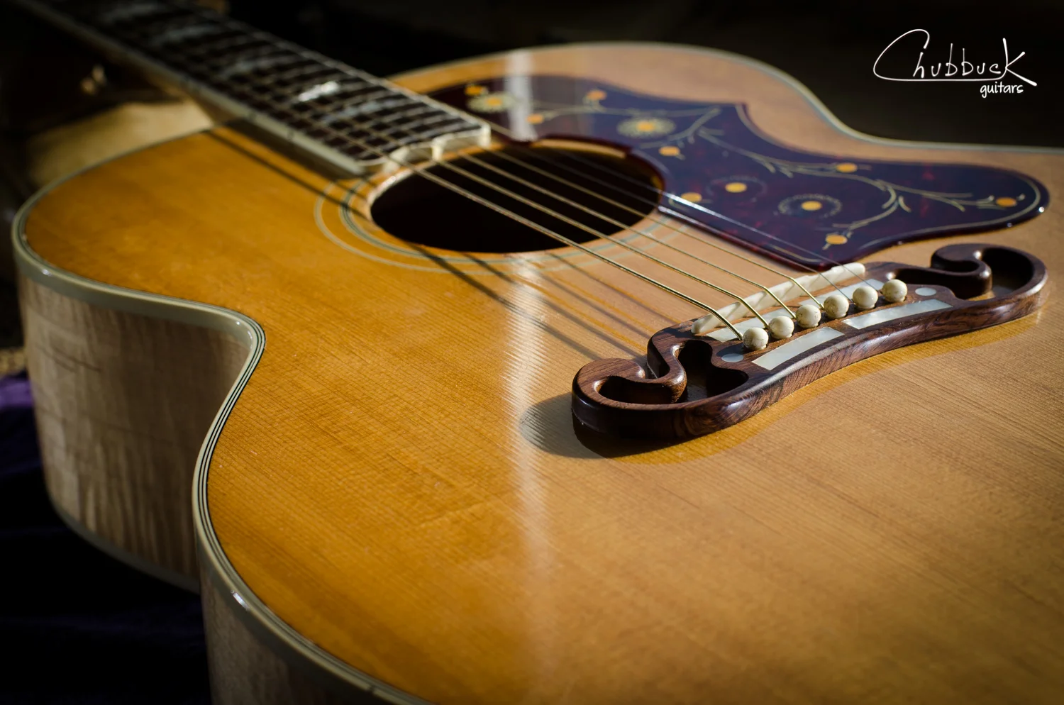 2004 Gibson SJ-200 [4.7 lbs] :: fingerboard extension & center seam top cracks