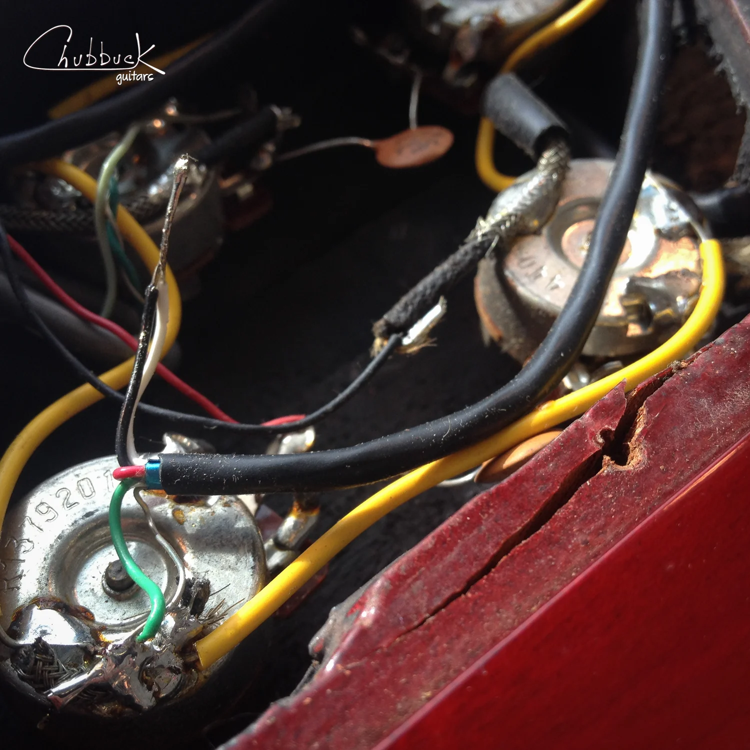 Weird control cavity crack :: 1992 Gibson Les Paul