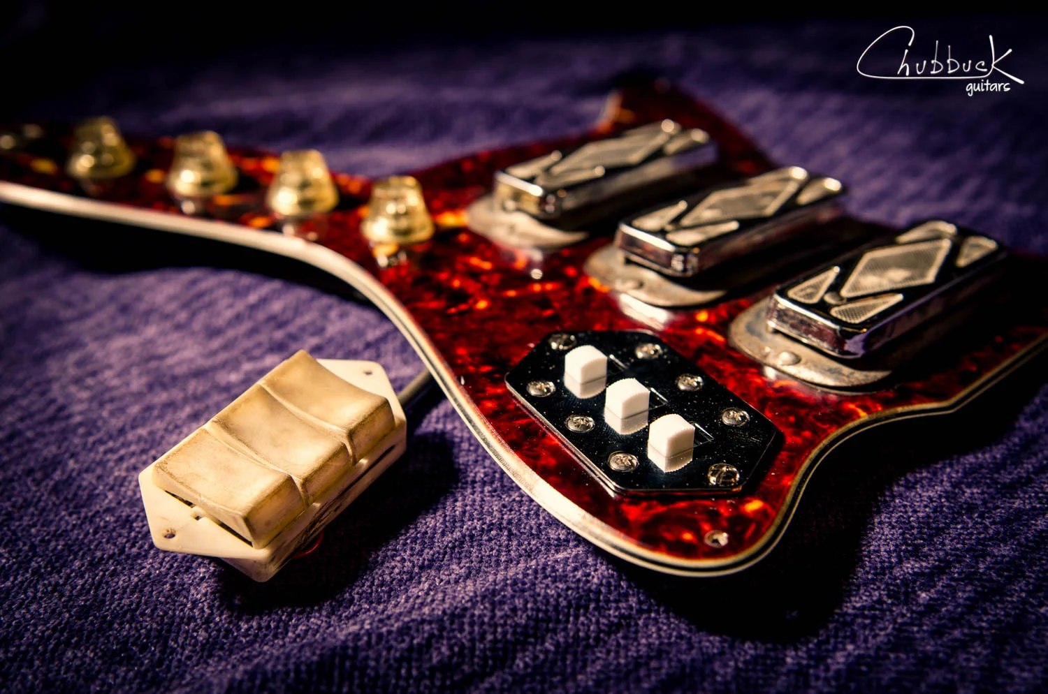 Jag switches in a Silvertone :: 1960's Silvertone 1488 Silhouette