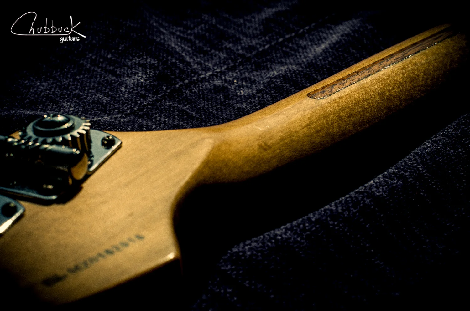 Raised skunk stripe :: 2001 Fender Precision Bass Special