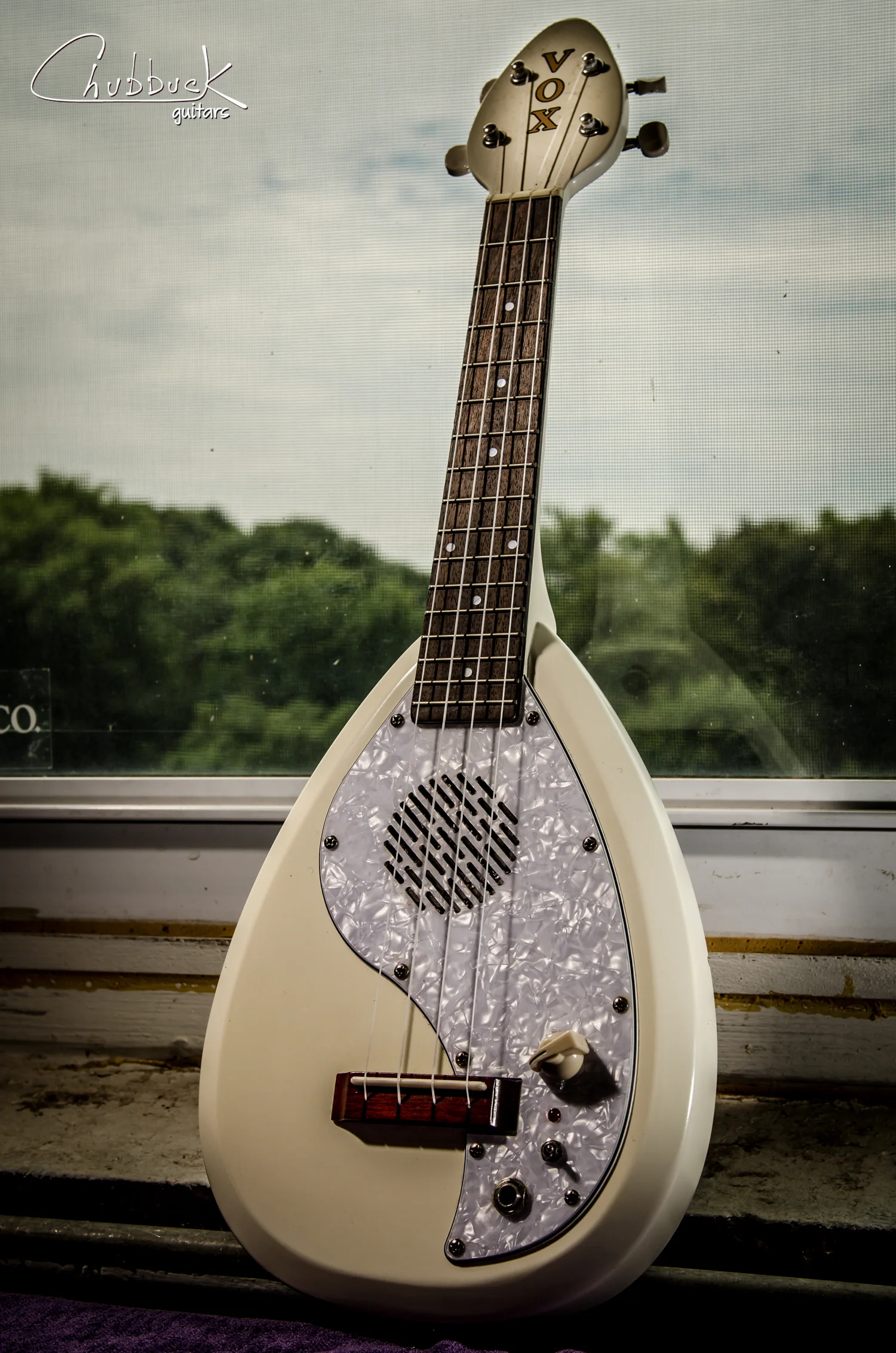 Blown-up strap button :: Vox Electric Uke VEU-33C [2.3 lbs]