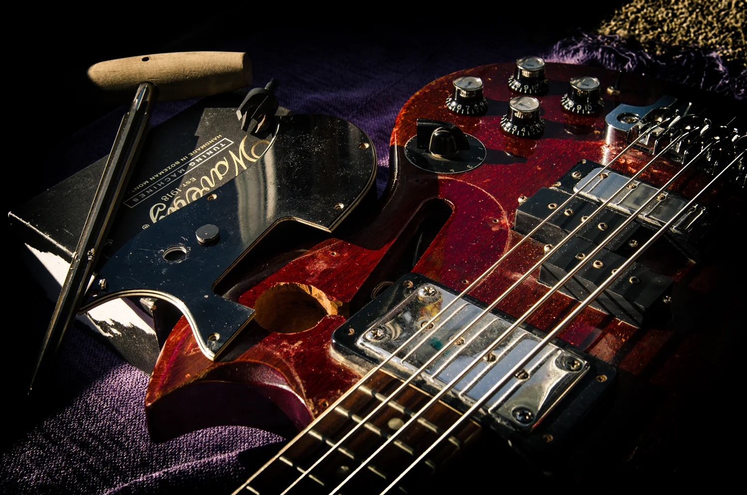 Switch goes back home :: 1970s Gibson EB-3