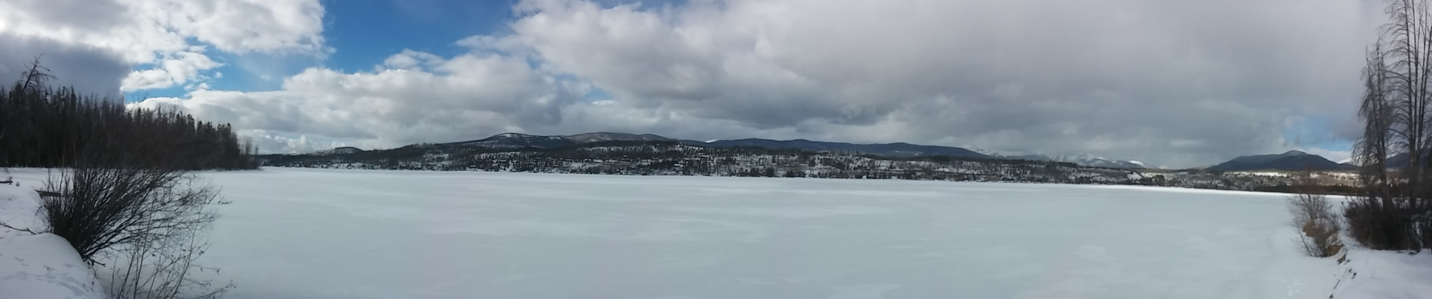 Panoramic of the lake 