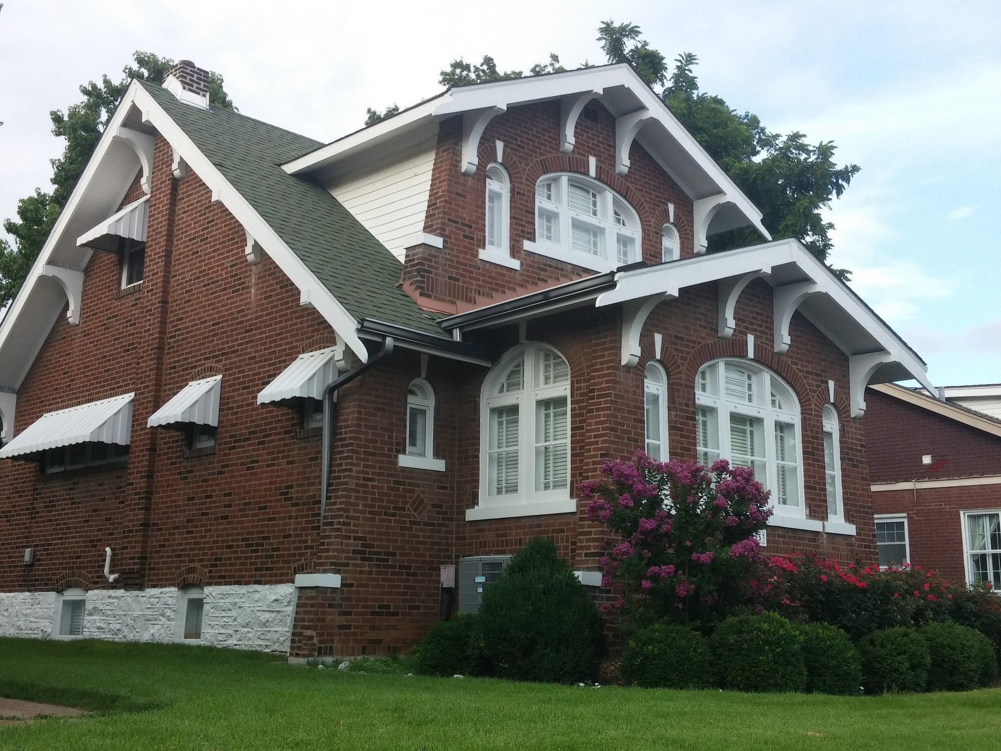 The most interesting house on our block, by far. This beauty has a lot-and-a-half, nice landscaping, and a side entrance. No porch - still a deal-breaker for me. 