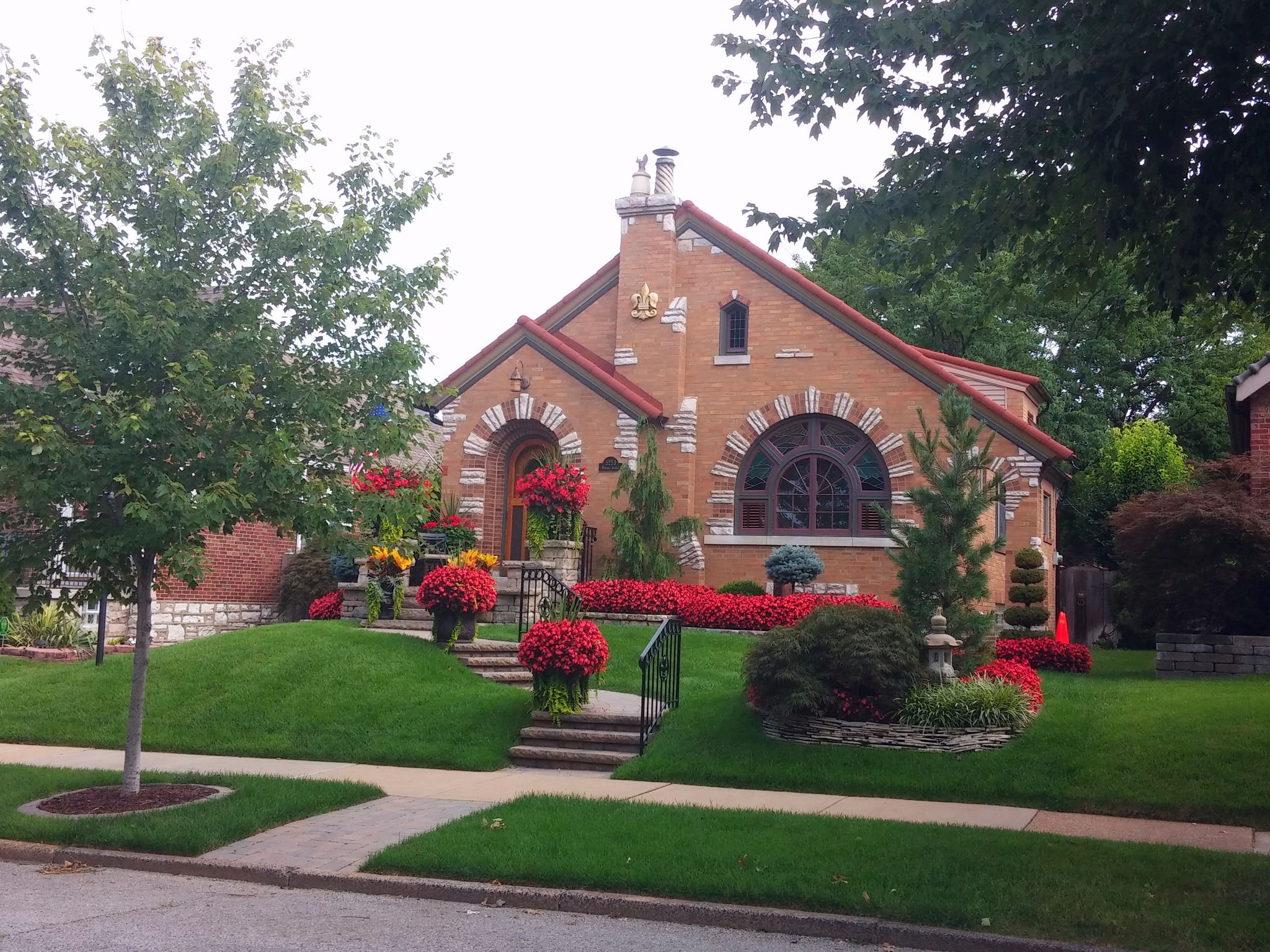 And the Most Awesome-est Landscaping Award goes to... This house always makes me smile. 