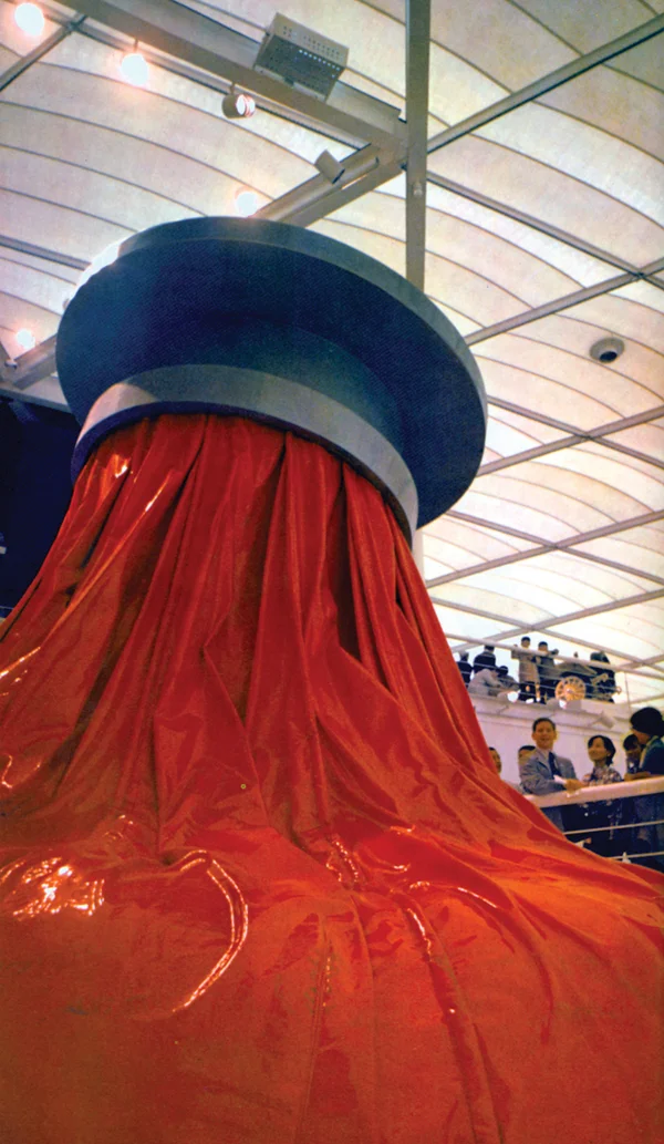 Claes Oldenberg's giant kinetic sculpture, "Ice Bag", inflated, deflated, raised, lowered and twisted to the delight of EXPO visitors. (Photo: Courtesy, Chermayeff & Geismar)