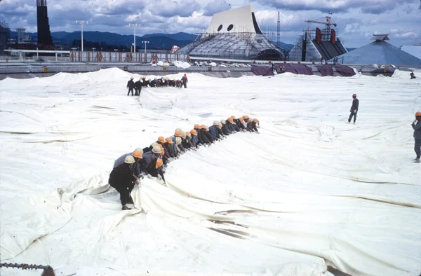 Teams of workers stretch out the single 100,000 sq. ft. piece of space-age fabric that would become the roof of the air-inflated US Pavilion. (Photo: Courtesy, Chermayeff & Geismar)