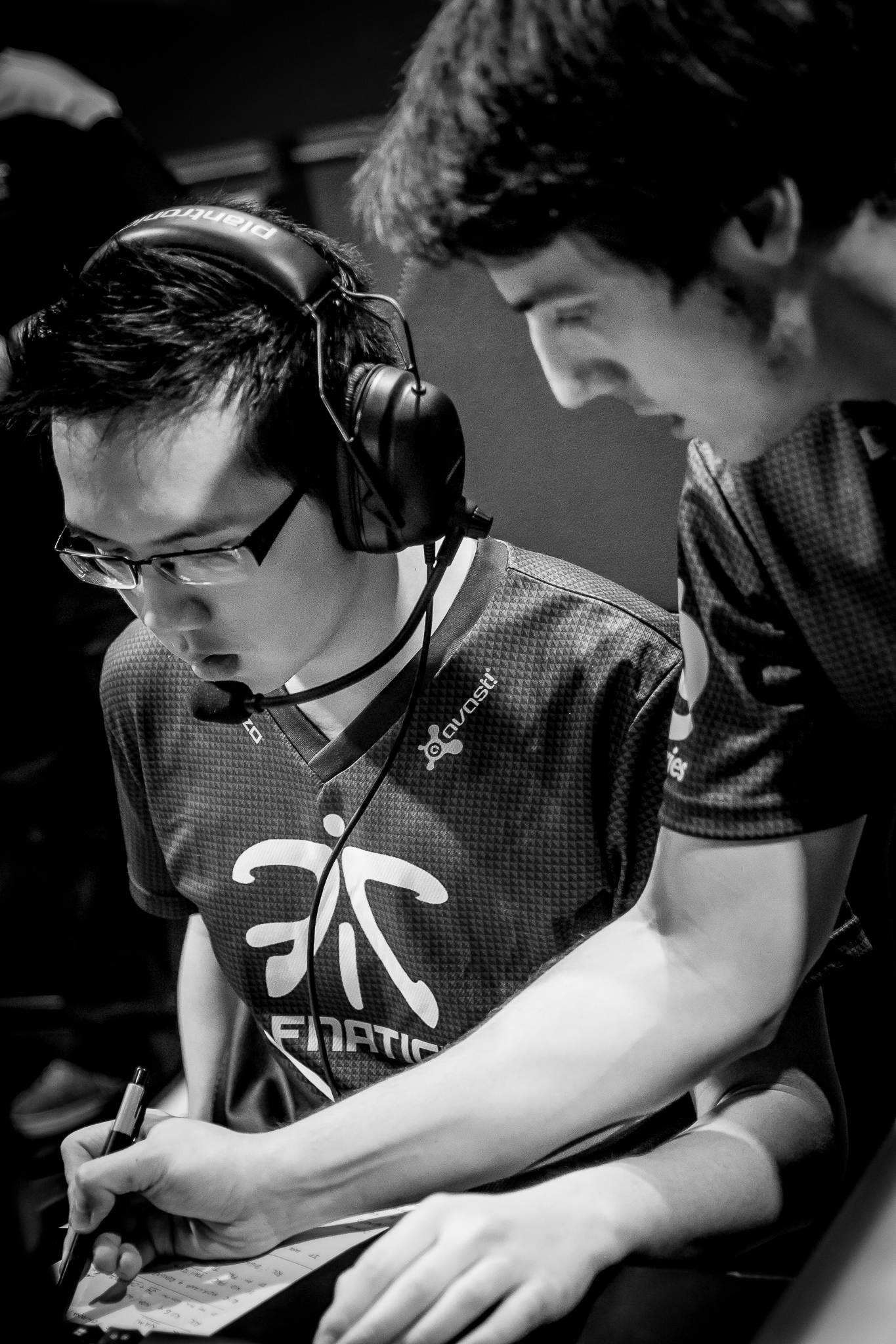 Aranaea, the coach and analyst of Fnatic advises Yellowstar before their match. source