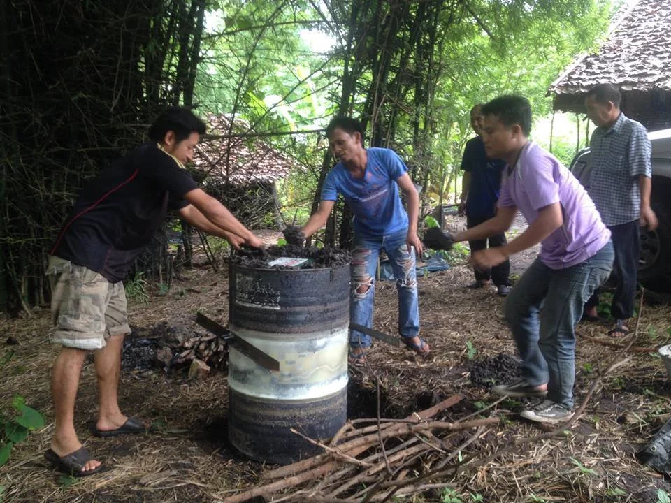 在地夥伴們準備以柴火燒製濾水用的木炭。