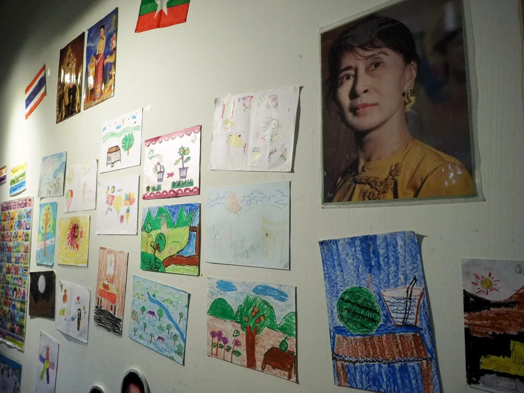 展覽現場也展出當地孩童的畫作,目前正在推廣藝術教育。圖/張家銘