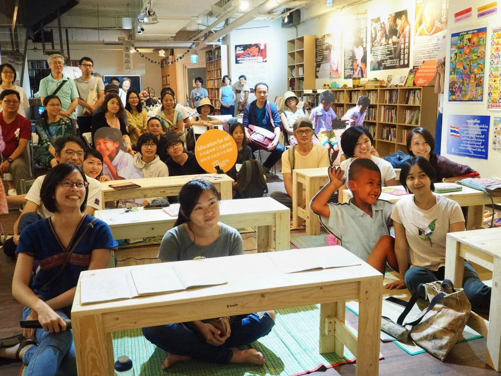 慕哲咖啡地下室的「走進 邊境教室 泰緬移工兒童教育展」重現邊境教室的實景。圖/張家銘