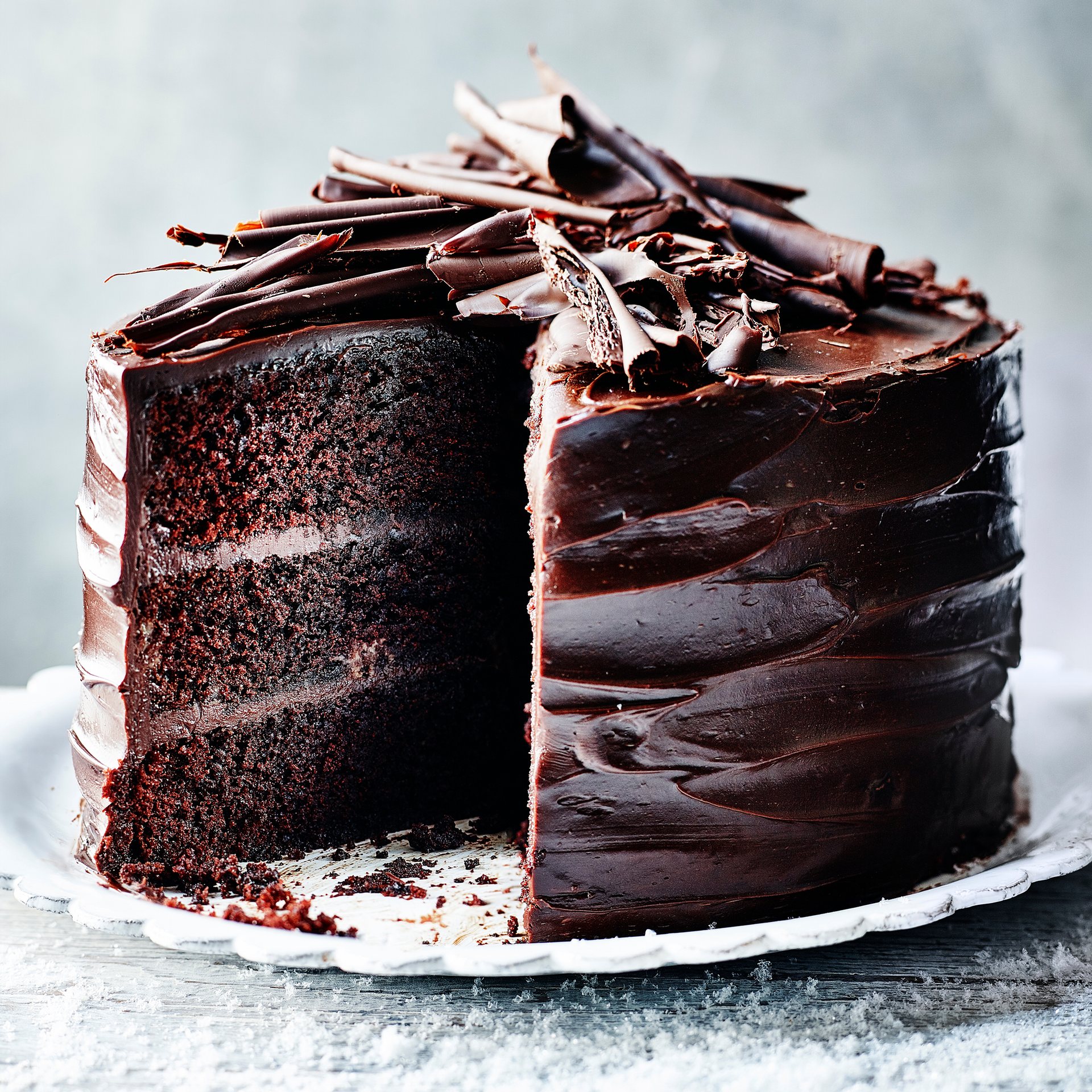 Торт с шоколадным ганашем. Кокосовый ганаш. Многослойный шоколадный торт. Шоколадный торт разрезанный.