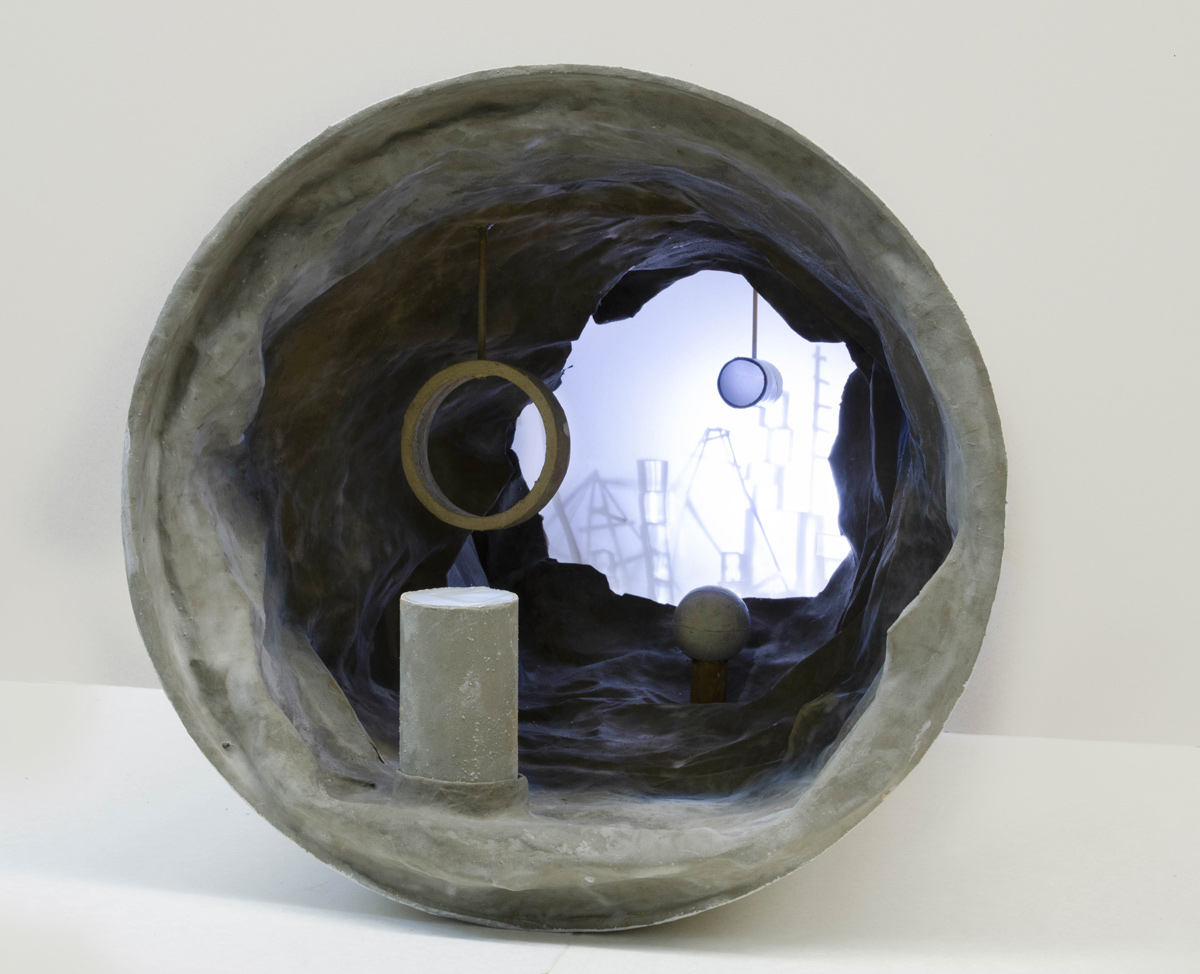 תמר שפר, תא שטח, 2018, פרט1 מתוך מיצב, צינורות קרטון, בטון וטכניקה מעורבת (לבן)