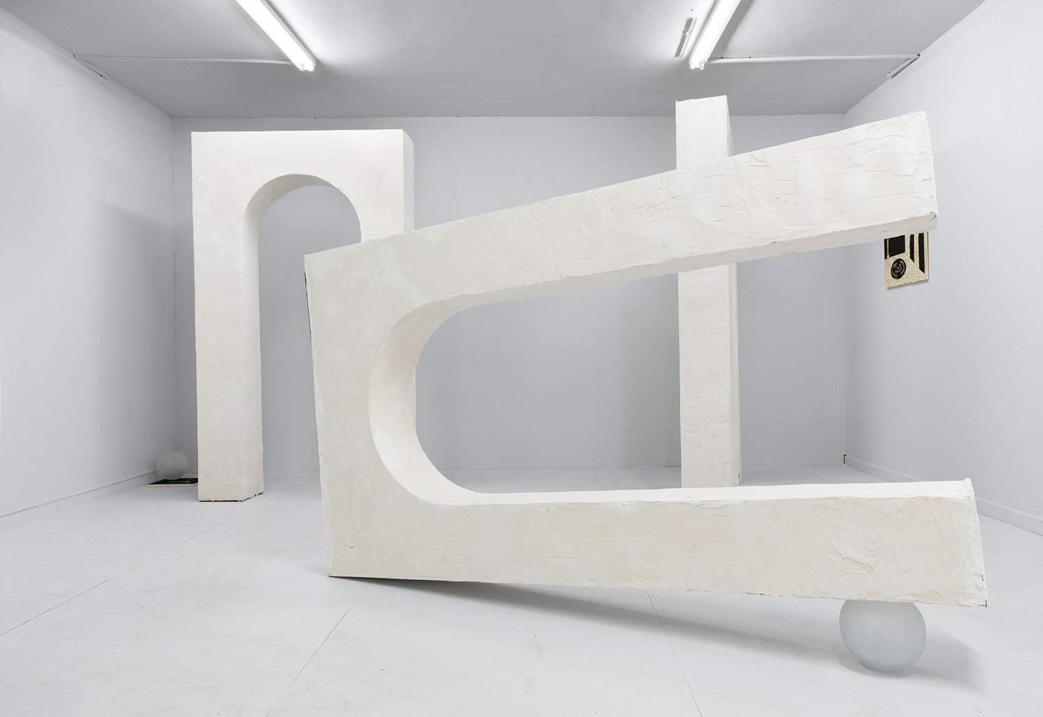 Roni Ben Porat, ARCH,sculpture - plaster on wood, 2019, photography: Sima Landa
