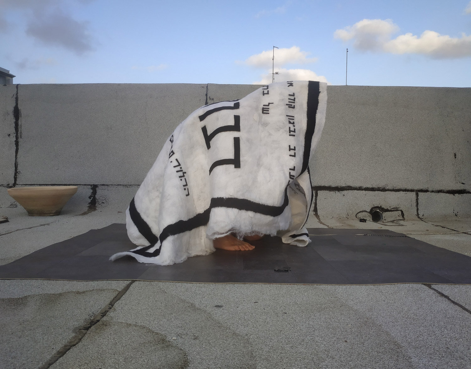 Liav Mizrahi, The Snuggle Blanket 1, 2021, Wool. Photo by: the artist