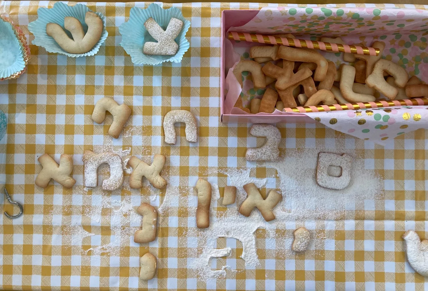 אני כותבת את עצמי כותבת, פרט מתוך פרפורמנס, 2020.jpg