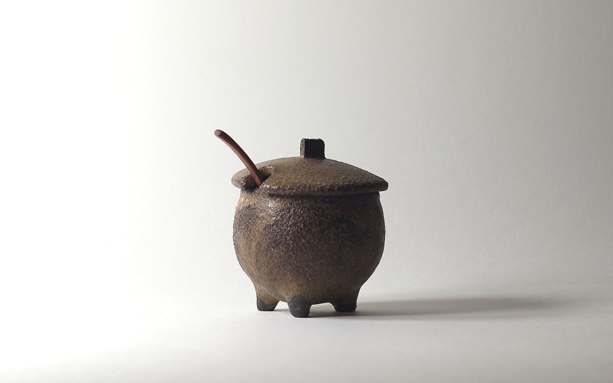 pot tripode, grès noir, émaux de cendres | ø 8cm x h 9.5cm