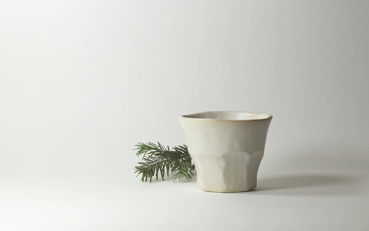 tasse facettes, grès blanc, émail de cendres | ø 10cm x h 8.5cm