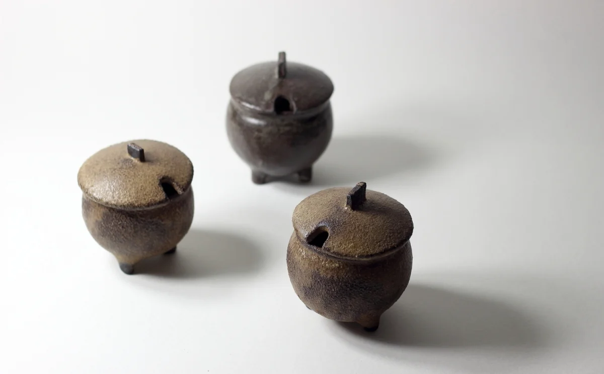 pots tripode, émaux de cendres | ø 8cm x h 9.5cm