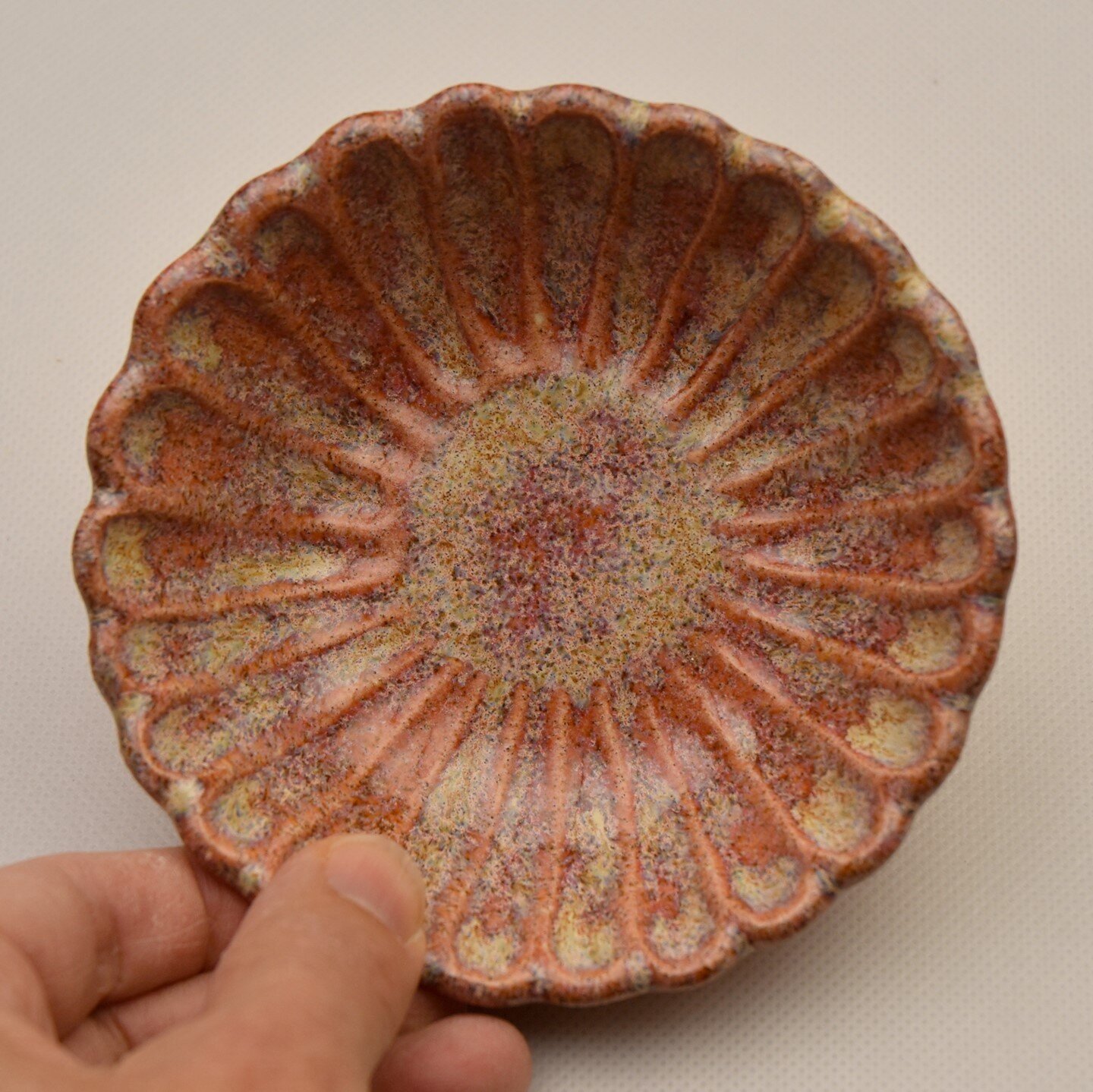 🇬🇧 Mini flower bowl in a speckly pink glaze. So pretty!🌷
.
Stoneware with food safe glazes also suitable for microwave and dishwasher. ⁠⠀⁠⁠
Size: 11.5 cm diameter, 3.5 cm high⁠⁠
.⁠⁠
.⁠⁠
🇪🇸 Mini cuenco de la colecci&oacute;n Flor con un esmalte r