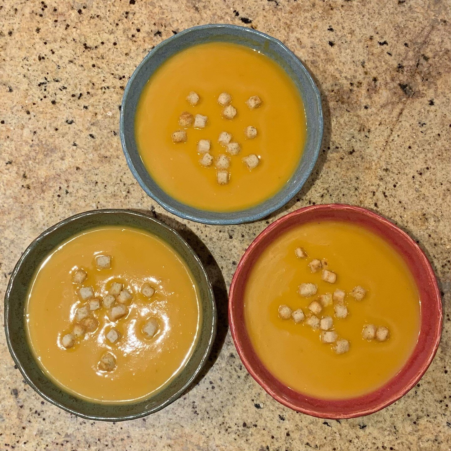 🇬🇧 Homemade pumpkin soup in handmade Woodland bowls. My boys love eating out of their personal bowls, with their favourite colour! 🧡
.
🇪🇸 Sopa de calabaza casera en cuencos Woodland hechos a mano. A mis hijos les encanta comer de sus tazones per