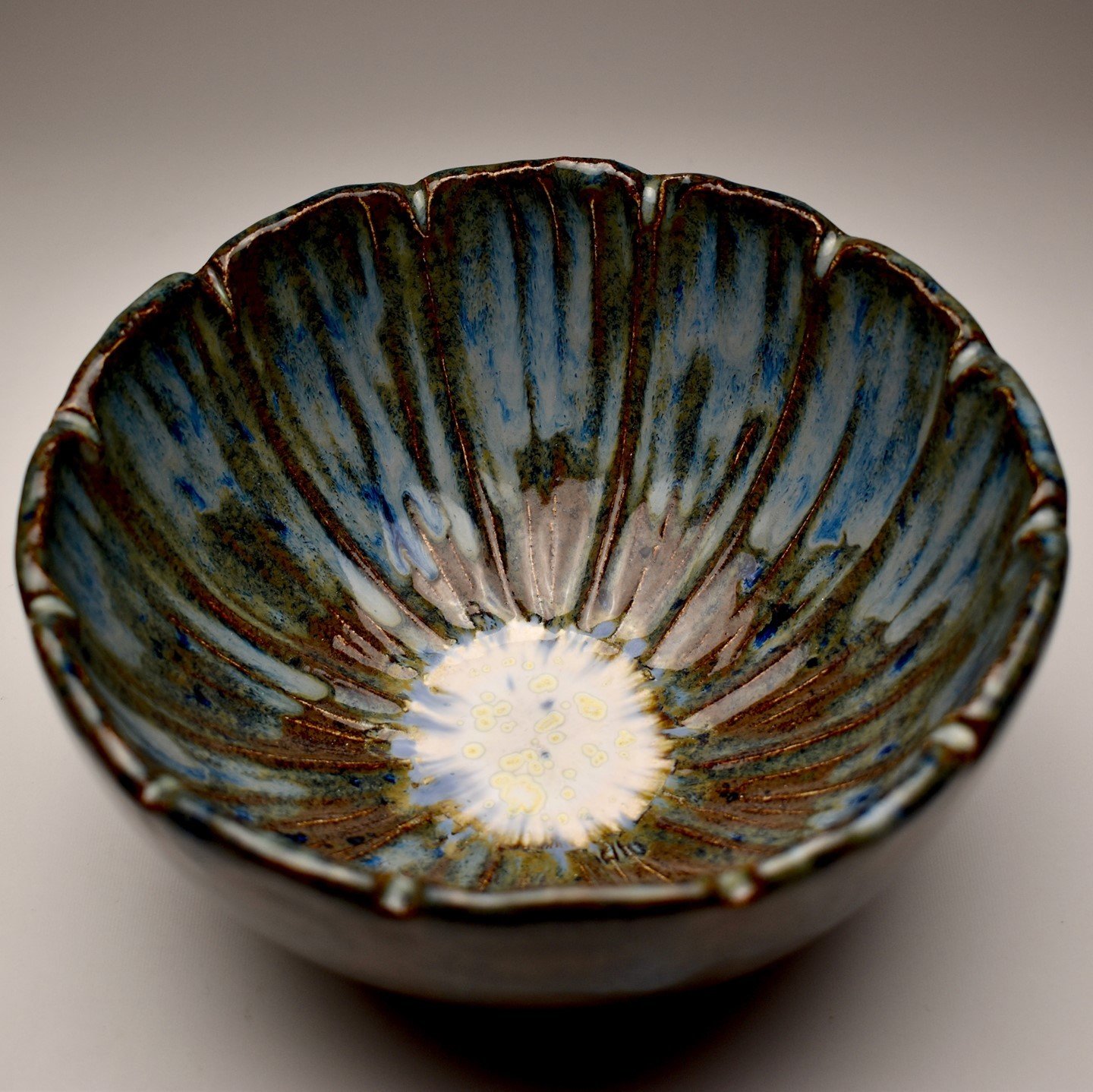 🇬🇧 Flower bowl for your home. 🏵️Let me know your favourite colours and I'll bring them to life.
.
Flower bowls are vailable in various colours and in the following sizes:⁠⠀
- Small: 19 cm diameter x 8.5 cm high (pictured).⁠⠀
- Medium: 26 cm diamet