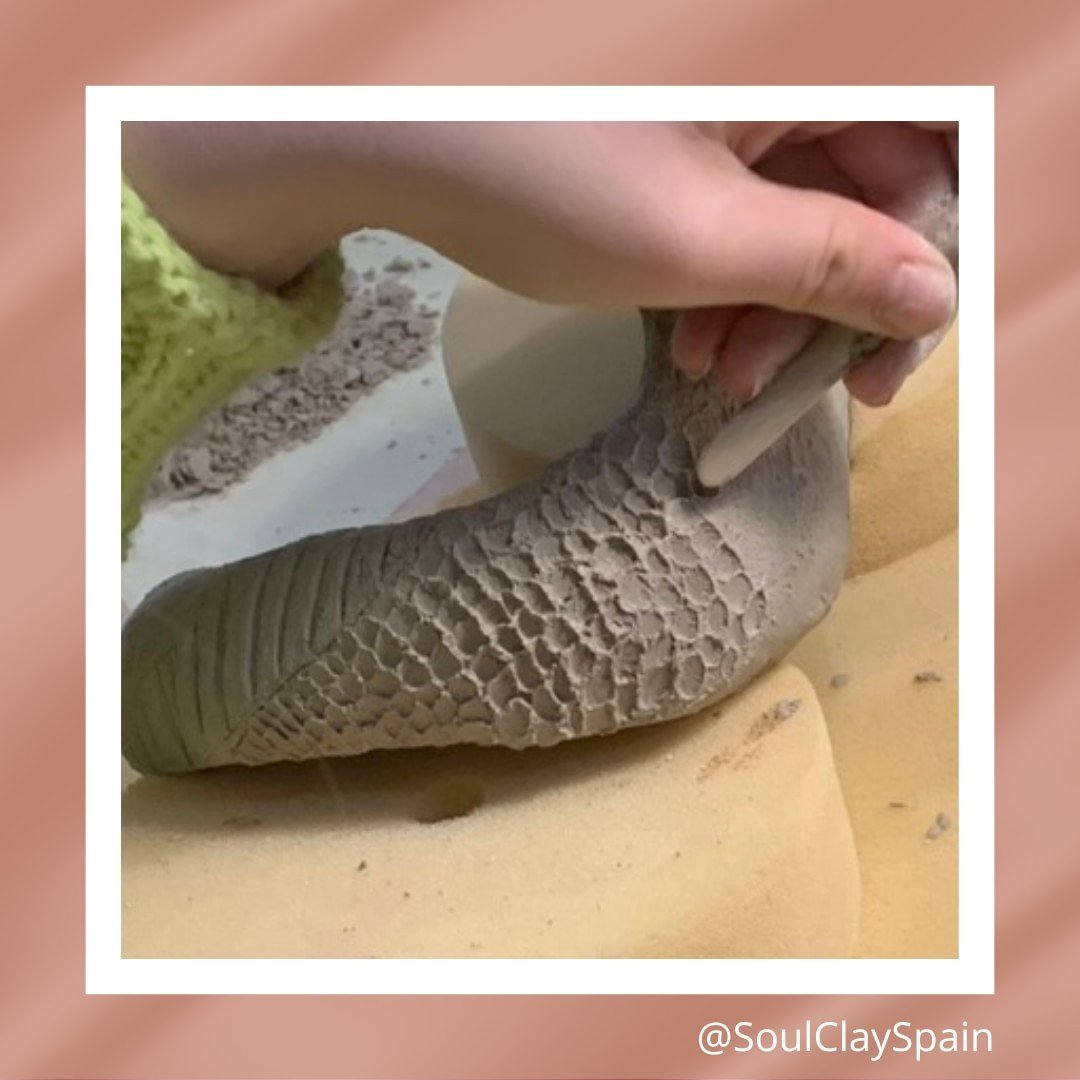 🇬🇧 Applying texture to a cobra...
.
🇪🇸 Dando textura a una cobra...
.⁠⁠
.⁠⁠
.⁠⁠
.⁠⁠
.⁠⁠
#soulclayspain #pottery #creative #potterylessons #potteryclass #potteryclasses #workshop #potteryworkshop #potteryexperience #potterystudio #artstudio #clay 