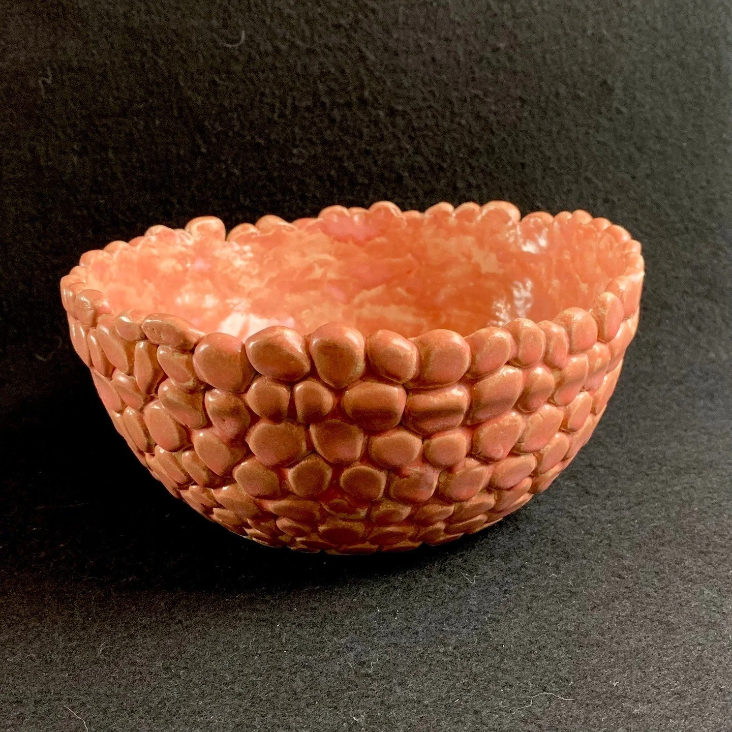 🇬🇧 Bobble bowl created by Andrea LF...
.
🇪🇸 Cuenco de bolitas creado por Andrea LF...
.⁠⁠
.⁠⁠
.⁠⁠
.⁠⁠
.⁠⁠
#soulclayspain #pottery #creative #potterylessons #potteryclass #potteryclasses #workshop #potteryworkshop #potteryexperience #potterystudio