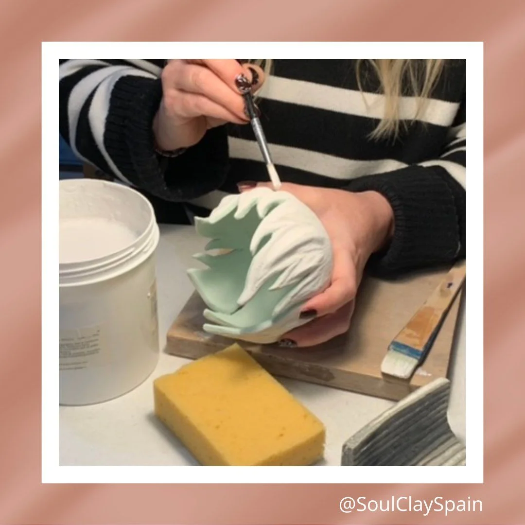 🇬🇧 Glazing...
.
🇪🇸 Esmaltando...
.⁠⁠
.⁠⁠
.⁠⁠
.⁠⁠
.⁠⁠
#soulclayspain #pottery #creative #potterylessons #potteryclass #potteryclasses #workshop #potteryworkshop #potteryexperience #potterystudio #artstudio #clay #claycreations #timeoutforyou #pott