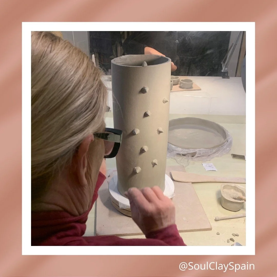 🇬🇧 Vase in progress...
.
🇪🇸 Jarr&oacute;n en proceso de creaci&oacute;n...
.⁠⁠
.⁠⁠
.⁠⁠
.⁠⁠
.⁠⁠
#soulclayspain #pottery #creative #potterylessons #potteryclass #potteryclasses #workshop #potteryworkshop #potteryexperience #potterystudio #artstudio