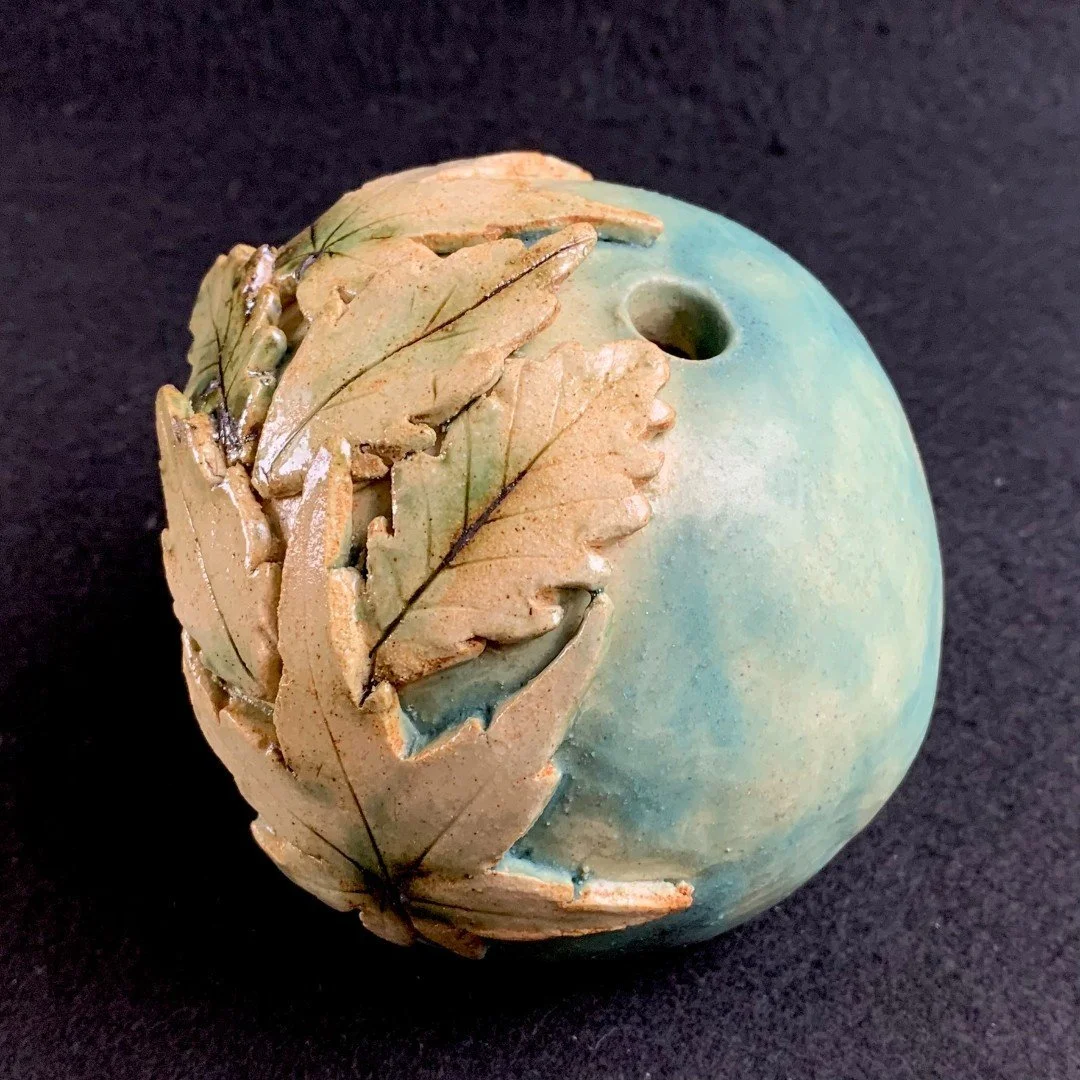 🇬🇧 Vase with leaves created by Malin...
.
🇪🇸 Jarr&oacute;n con hojas creado por @malingaremo ...
.⁠⁠
.⁠⁠
.⁠⁠
.⁠⁠
.⁠⁠
#soulclayspain #pottery #creative #potterylessons #potteryclass #potteryclasses #workshop #potteryworkshop #potteryexperience #po