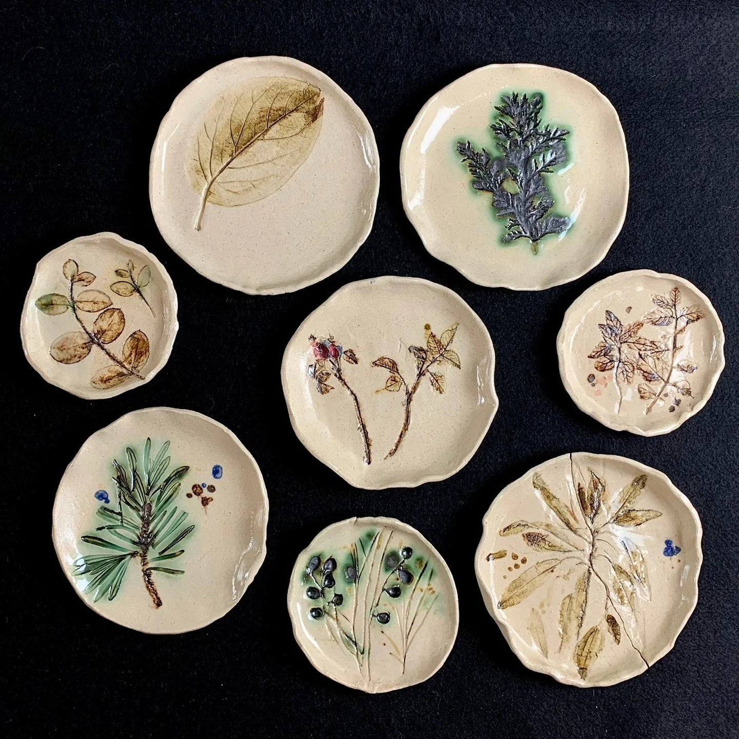 🇬🇧 Selection of plates created by Mar&iacute;a C...
.
🇪🇸 Platitos varios creados por Mar&iacute;a C...
.⁠⁠
.⁠⁠
.⁠⁠
.⁠⁠
.⁠⁠
#soulclayspain #pottery #creative #potterylessons #potteryclass #potteryclasses #workshop #potteryworkshop #potteryexperien