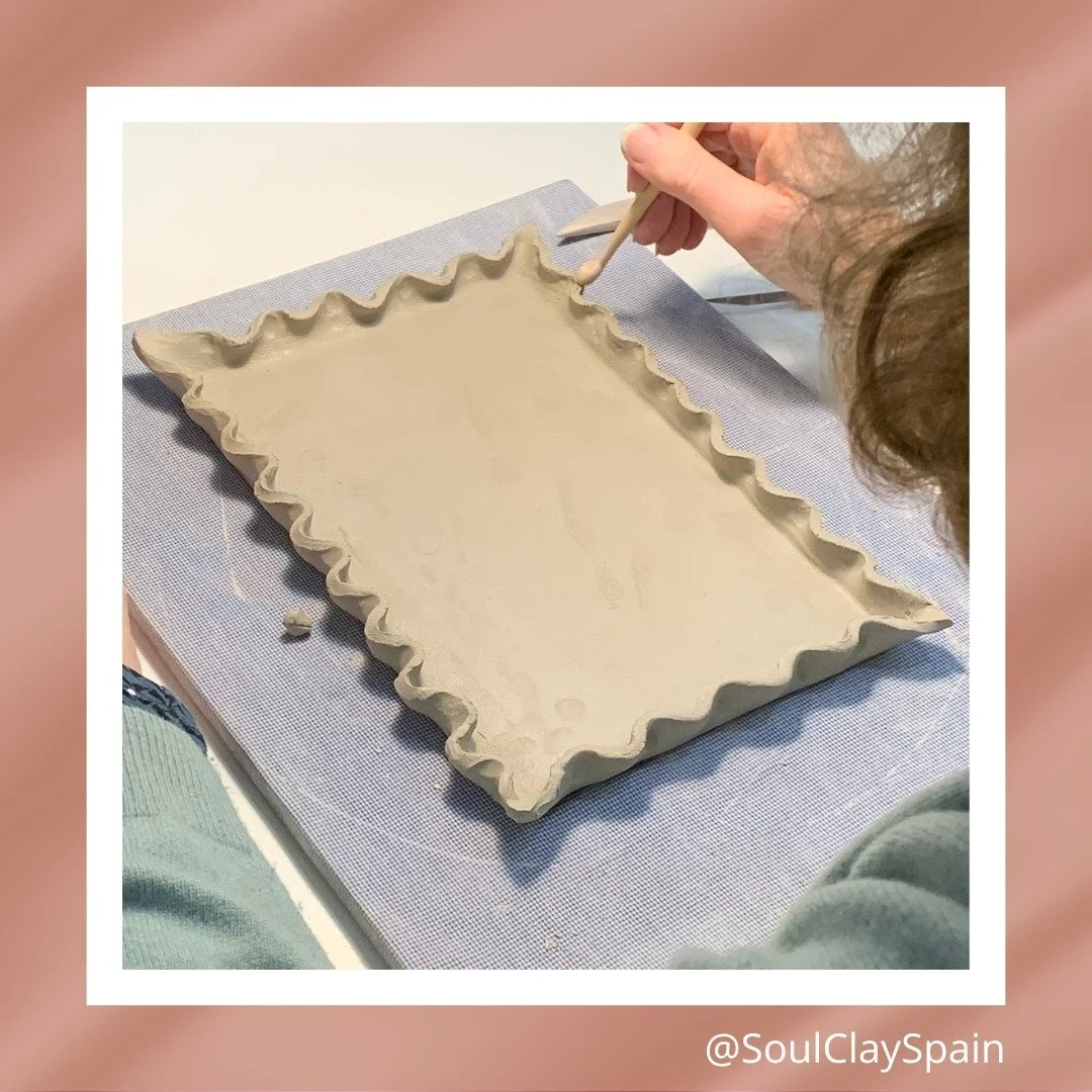 🇬🇧 Wonderful wavy edges...
.
🇪🇸 Bordes ondulados...
.⁠⁠
.⁠⁠
.⁠⁠
.⁠⁠
.⁠⁠
#soulclayspain #pottery #creative #potterylessons #potteryclass #potteryclasses #workshop #potteryworkshop #potteryexperience #potterystudio #artstudio #clay #claycreations #