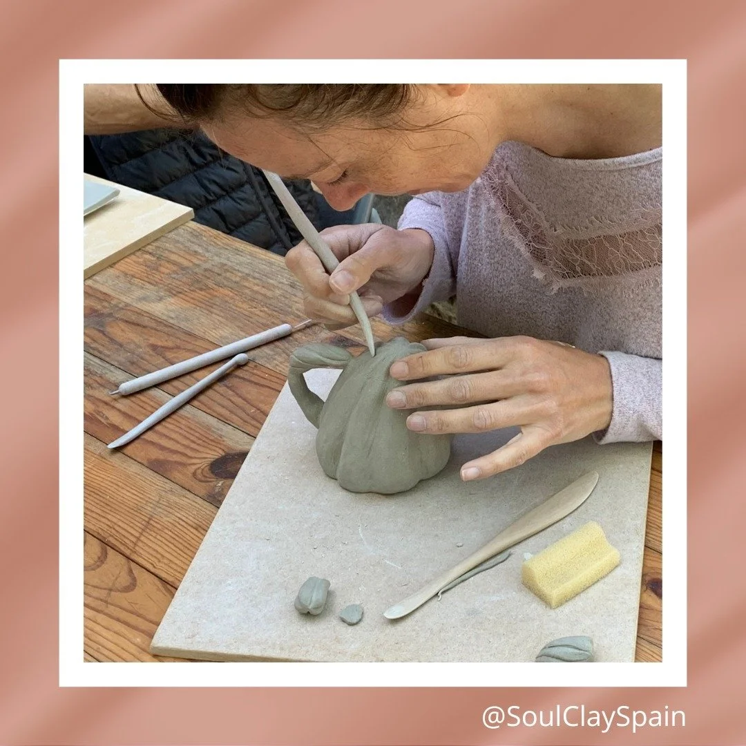 🇬🇧 Cactus teapot in the making...
.
🇪🇸 Creando una tetera en forma de cactus..
.⁠⁠
.⁠⁠
.⁠⁠
.⁠⁠
.⁠⁠
#soulclayspain #pottery #creative #potterylessons #potteryclass #potteryclasses #workshop #potteryworkshop #potteryexperience #potterystudio #artst