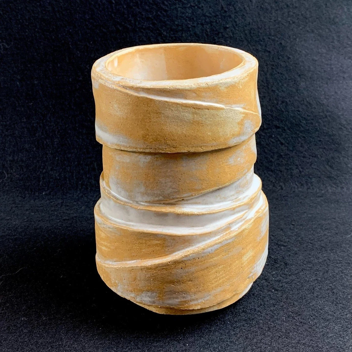 🇬🇧 Beautiful coil-built vase created by Ana...
.
🇪🇸 Precioso jarr&oacute;n construido con churros creado por @mesas_analou...
.⁠⁠
.⁠⁠
.⁠⁠
.⁠⁠
.⁠⁠
#soulclayspain #pottery #creative #potterylessons #potteryclass #potteryclasses #workshop #potterywo