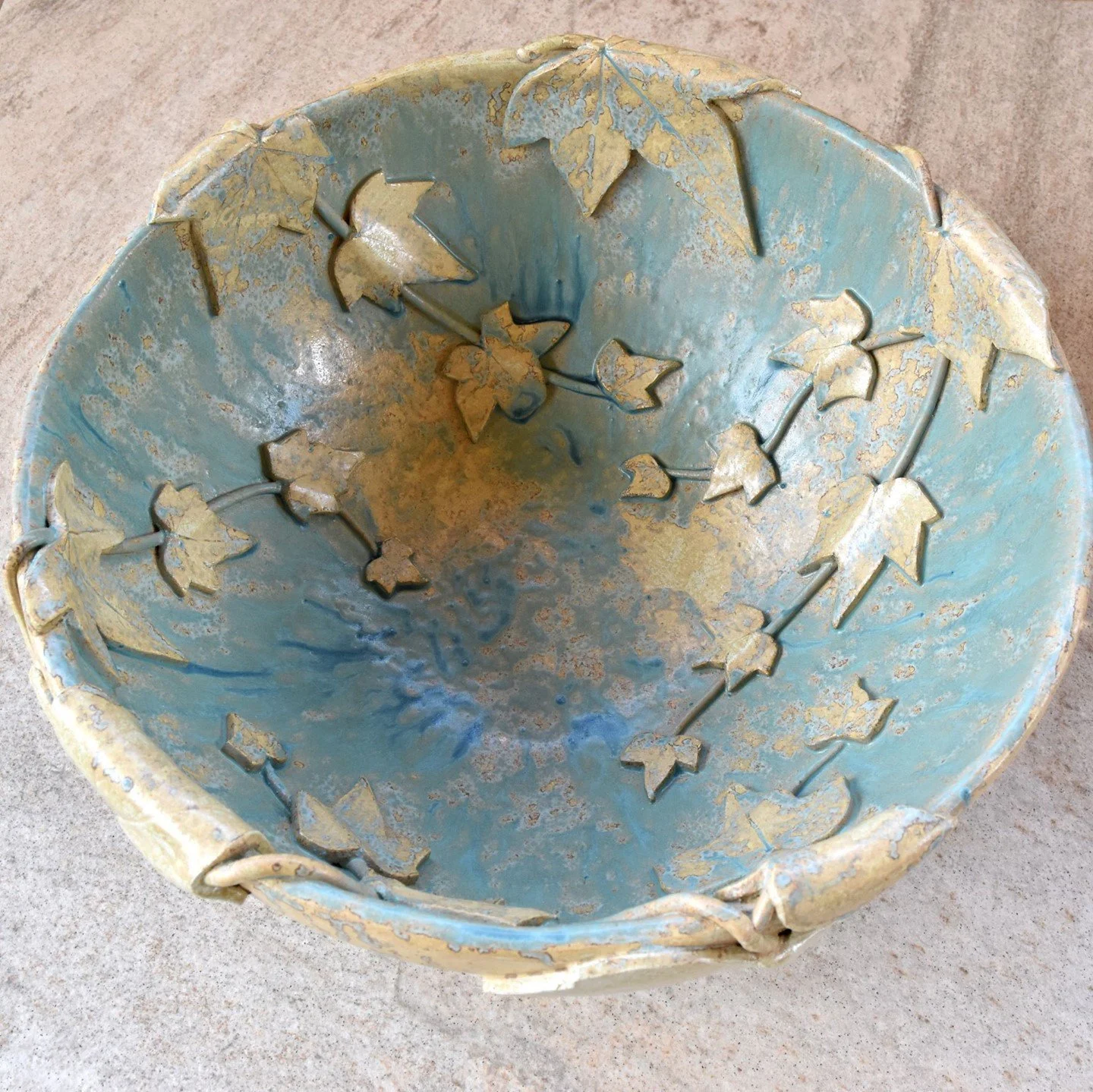 🇬🇧 A close-up of the ivy leaf centrepiece commission. So pleased with how this turned out!
.
.
🇪🇸 Un primer plano del centro de mesa con hojas de hiedra que me encargaron. &iexcl;Me encanta como qued&oacute;!
.
.
.
.
.
#doloresgageceramics #captu